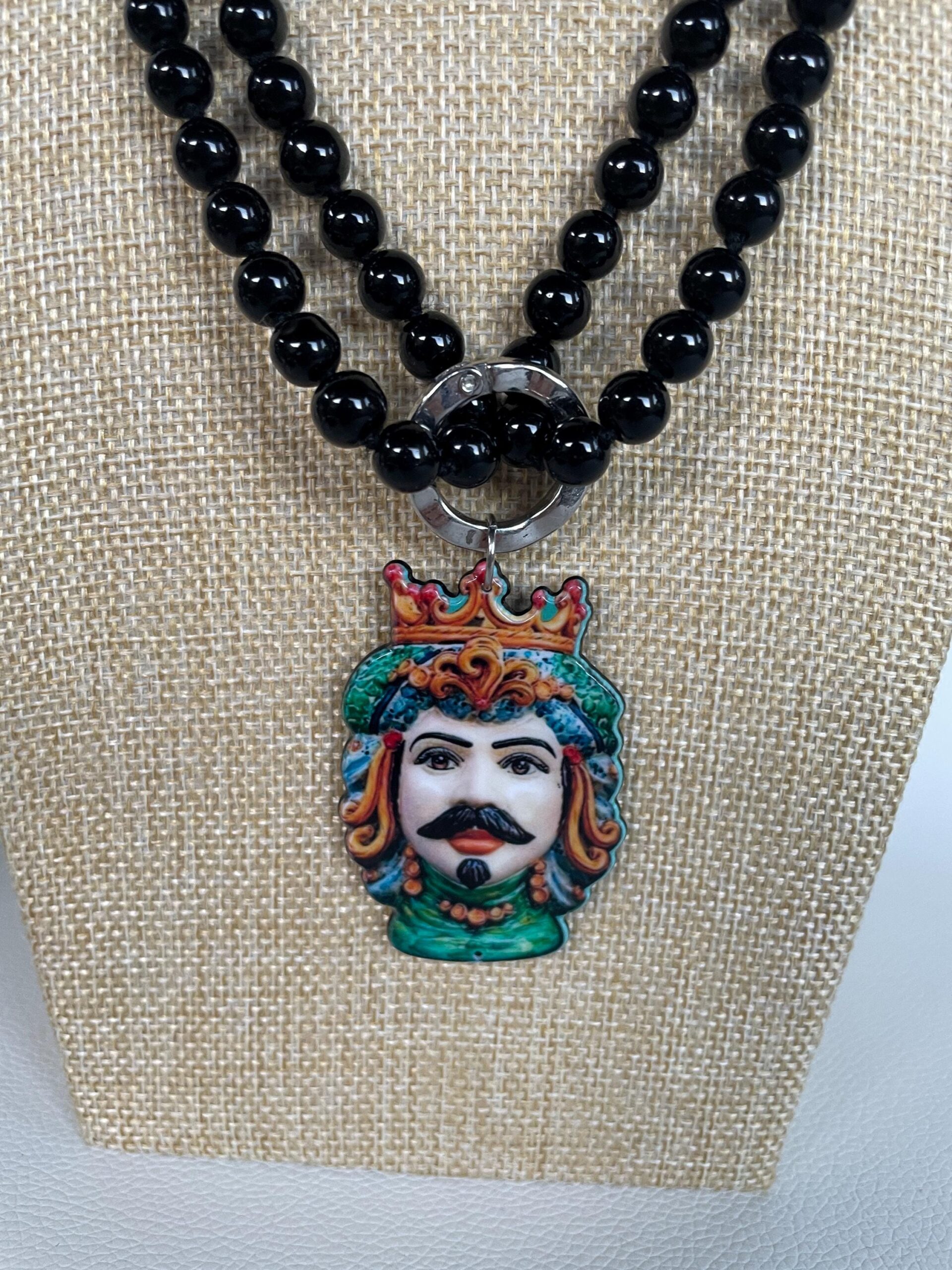 Collana lunghissima, collana annodata a mano con perle di vetro nere , collana con grande ciondolo Testa di Moro. Collane caratteristiche siciliane