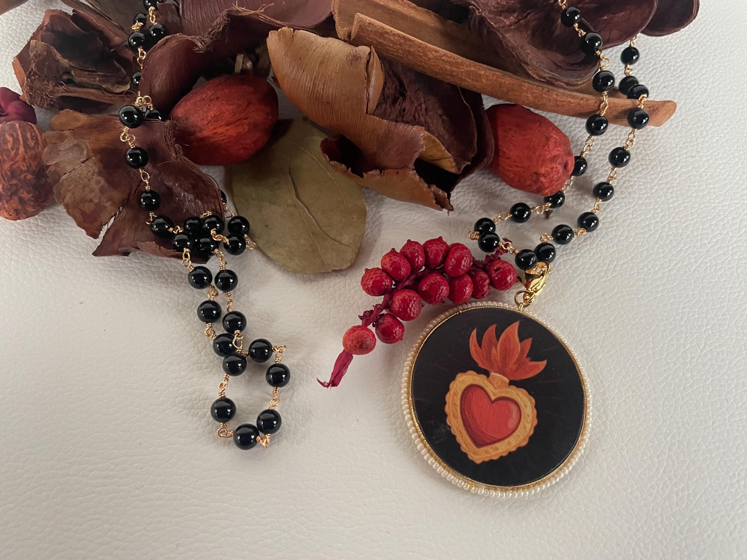 Collana lunghissima, collana rosario con Onice, collana nera, grande ciondolo tondo con Cuore Sacro, perle di fiume. Collane caratteristiche siciliane