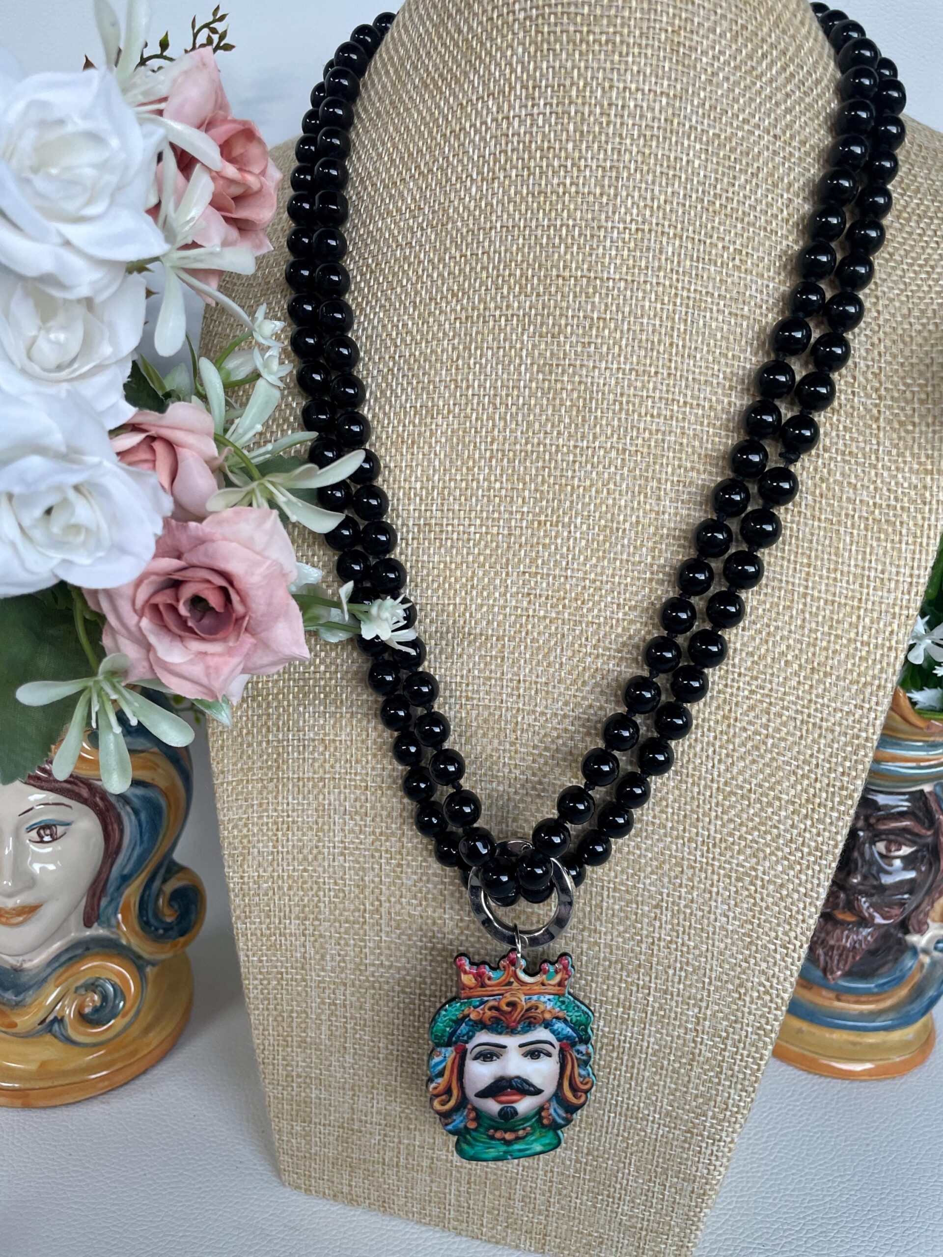 Collana lunghissima, collana annodata a mano con perle di vetro nere , collana con grande ciondolo Testa di Moro. Collane caratteristiche siciliane