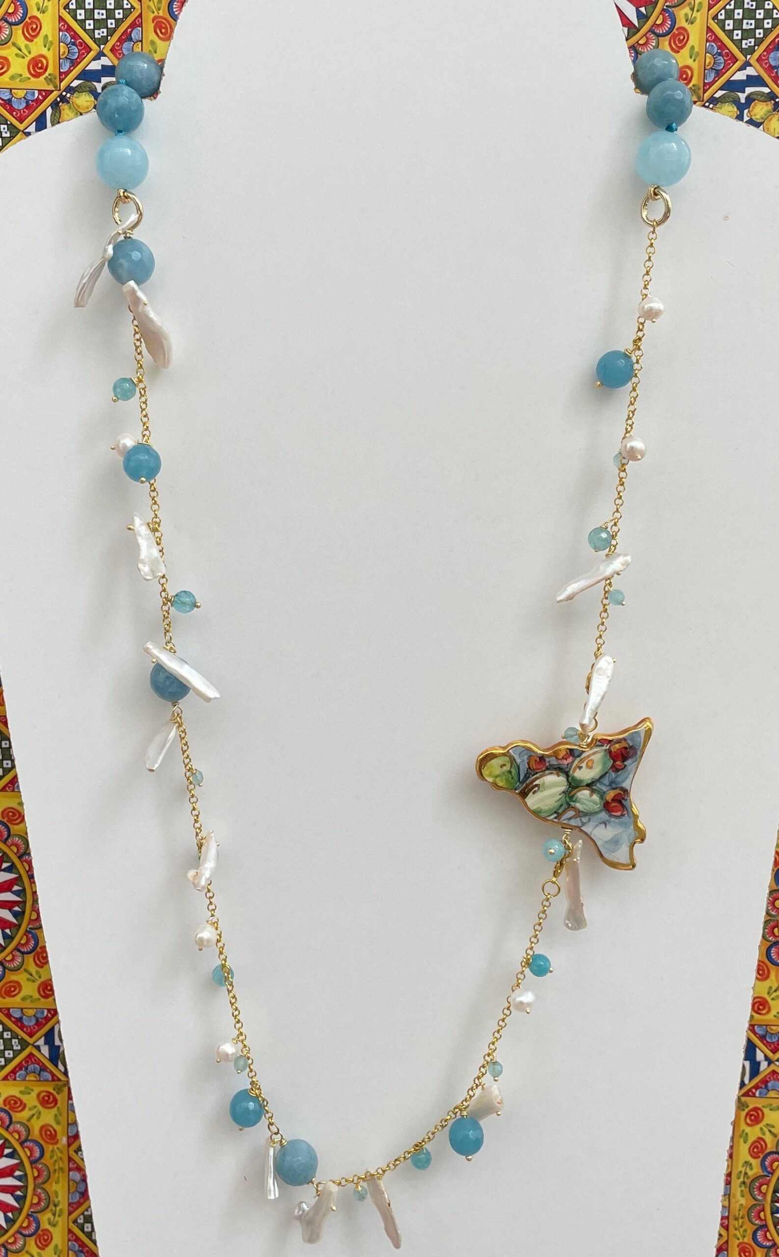 Collana pietre dure, angelite, sagoma Sicilia in ceramica di Caltagirone,  perle scaramazze, catena placcata oro. regalo per lei. Collane caratteristiche siciliane