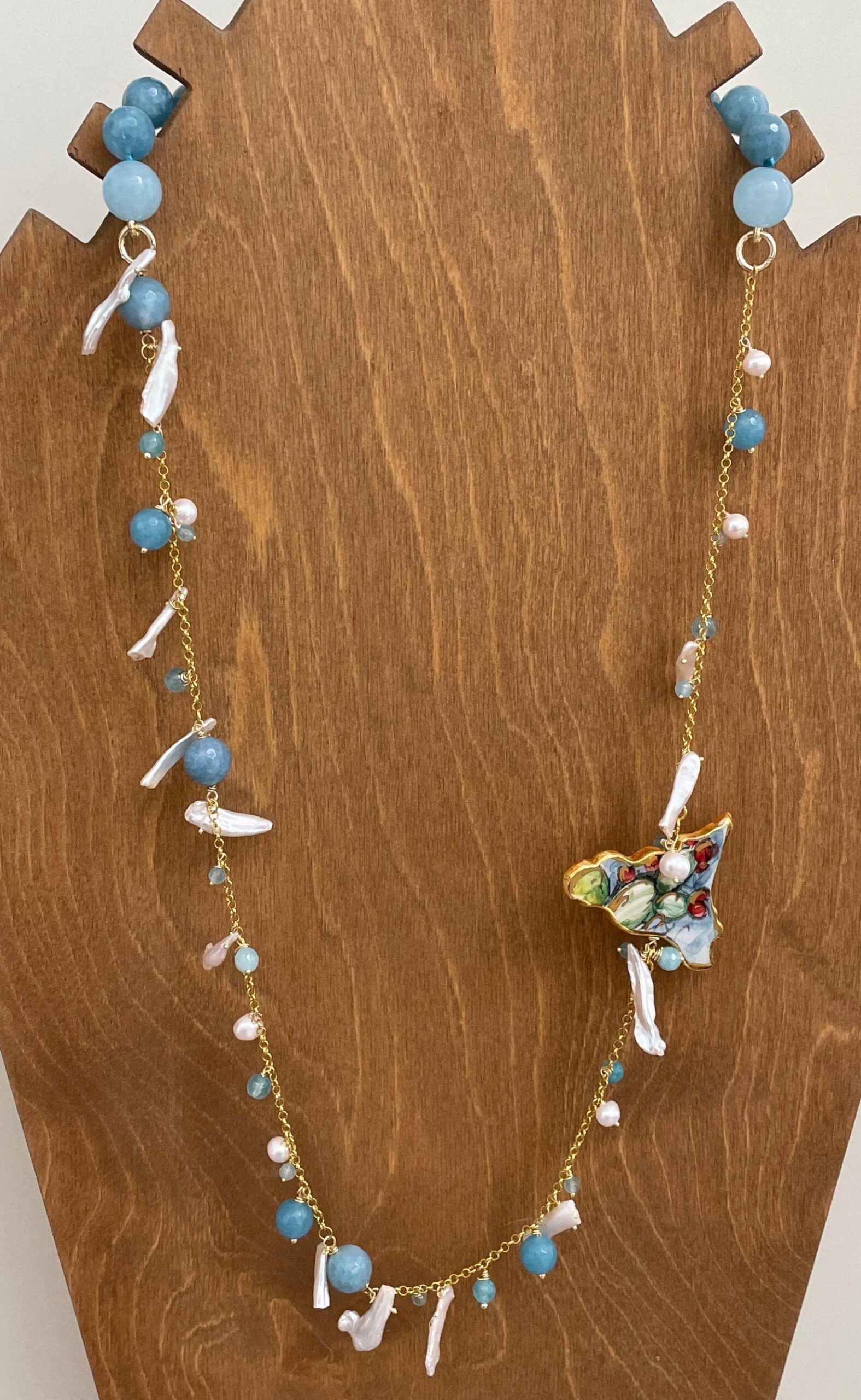 Collana pietre dure, angelite, sagoma Sicilia in ceramica di Caltagirone,  perle scaramazze, catena placcata oro. regalo per lei. Collane caratteristiche siciliane