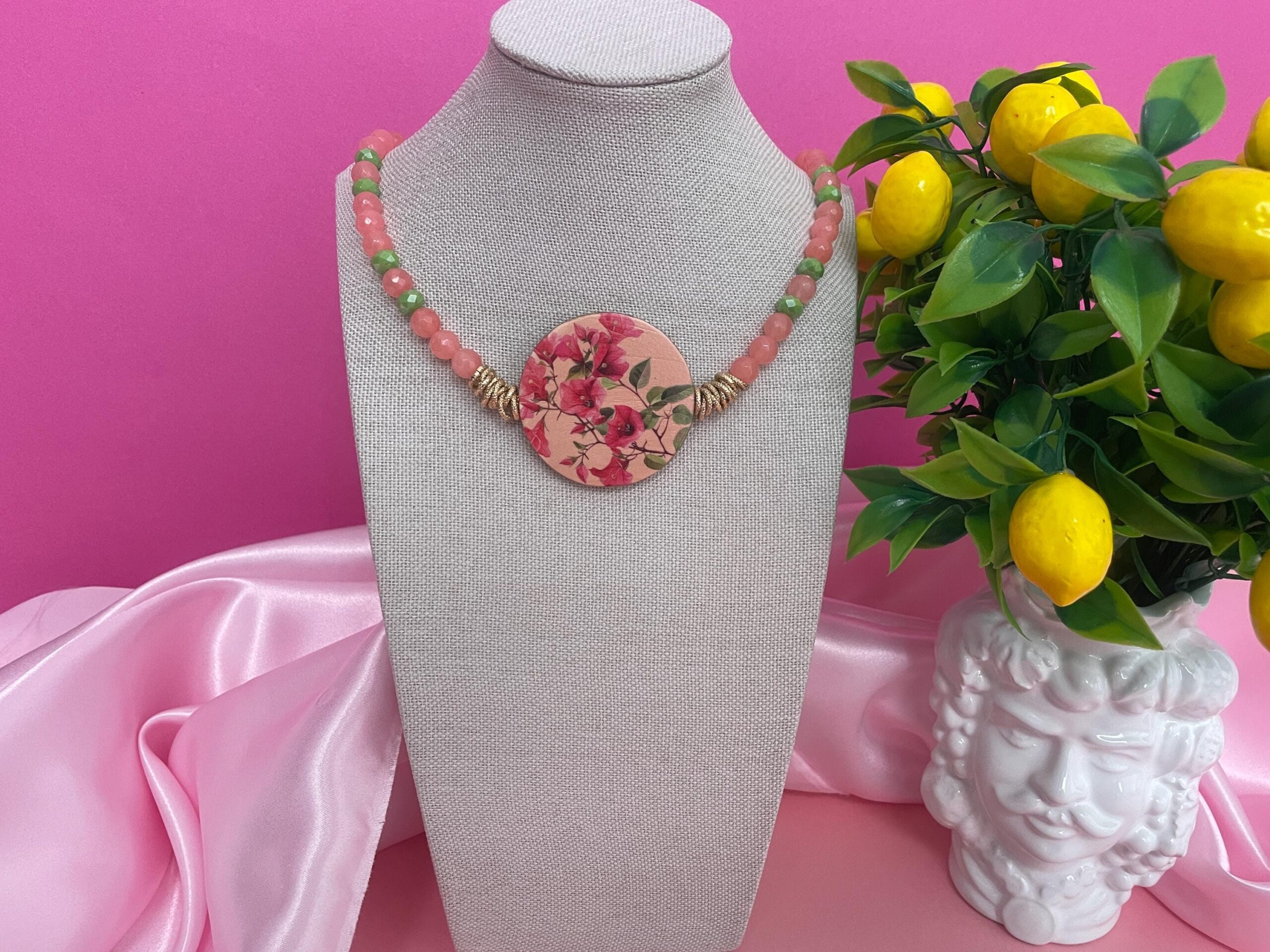 Collana siciliana, girocollo con Agata rosa, medaglione double face con Bouganvillea e design geometrico, regalo per lei. Collane caratteristiche siciliane
