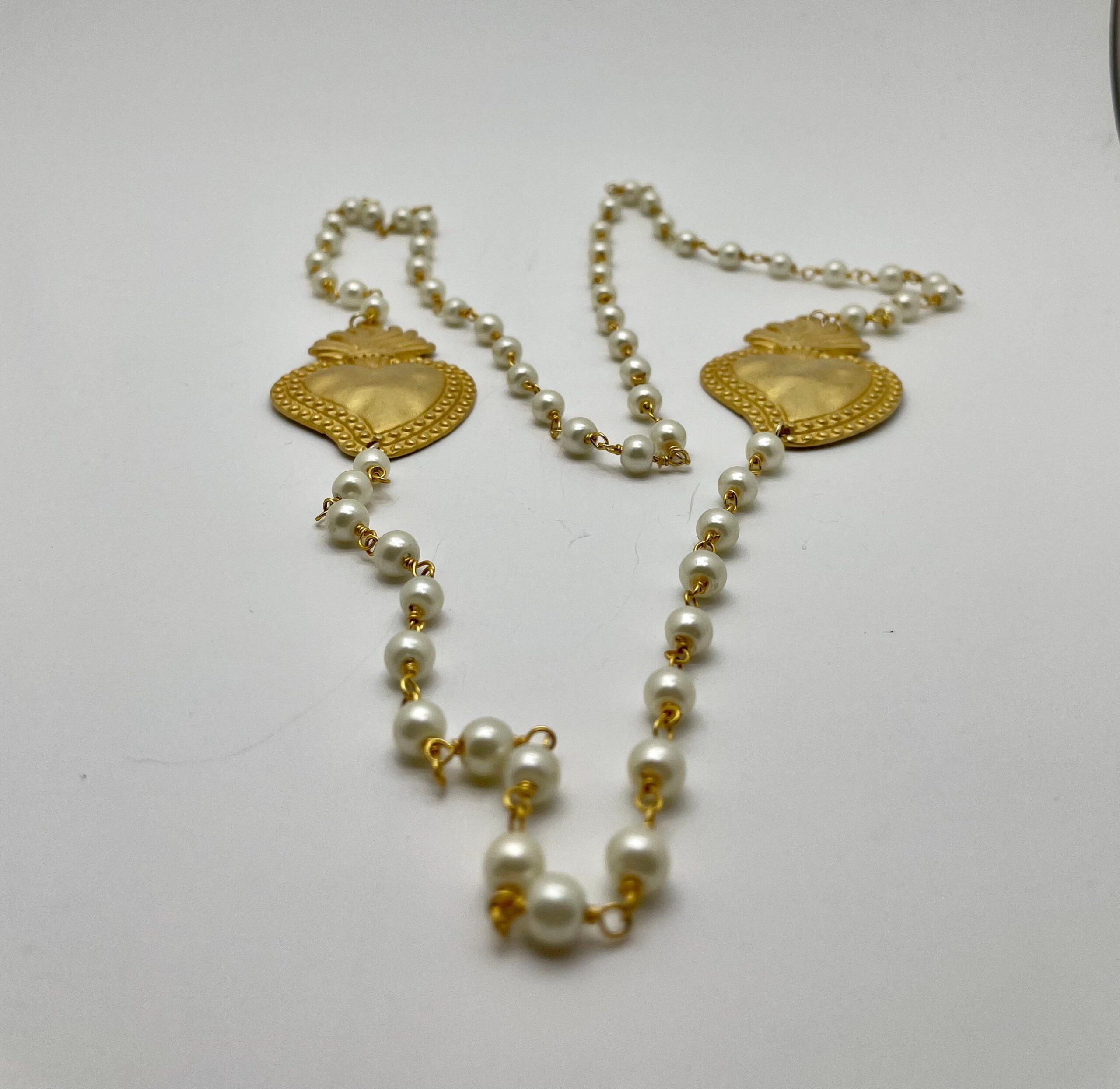 Collana lunga con catena tipo rosario in perle maiorca bianche e due cuori sacri. regalo per lei. Collane caratteristiche siciliane