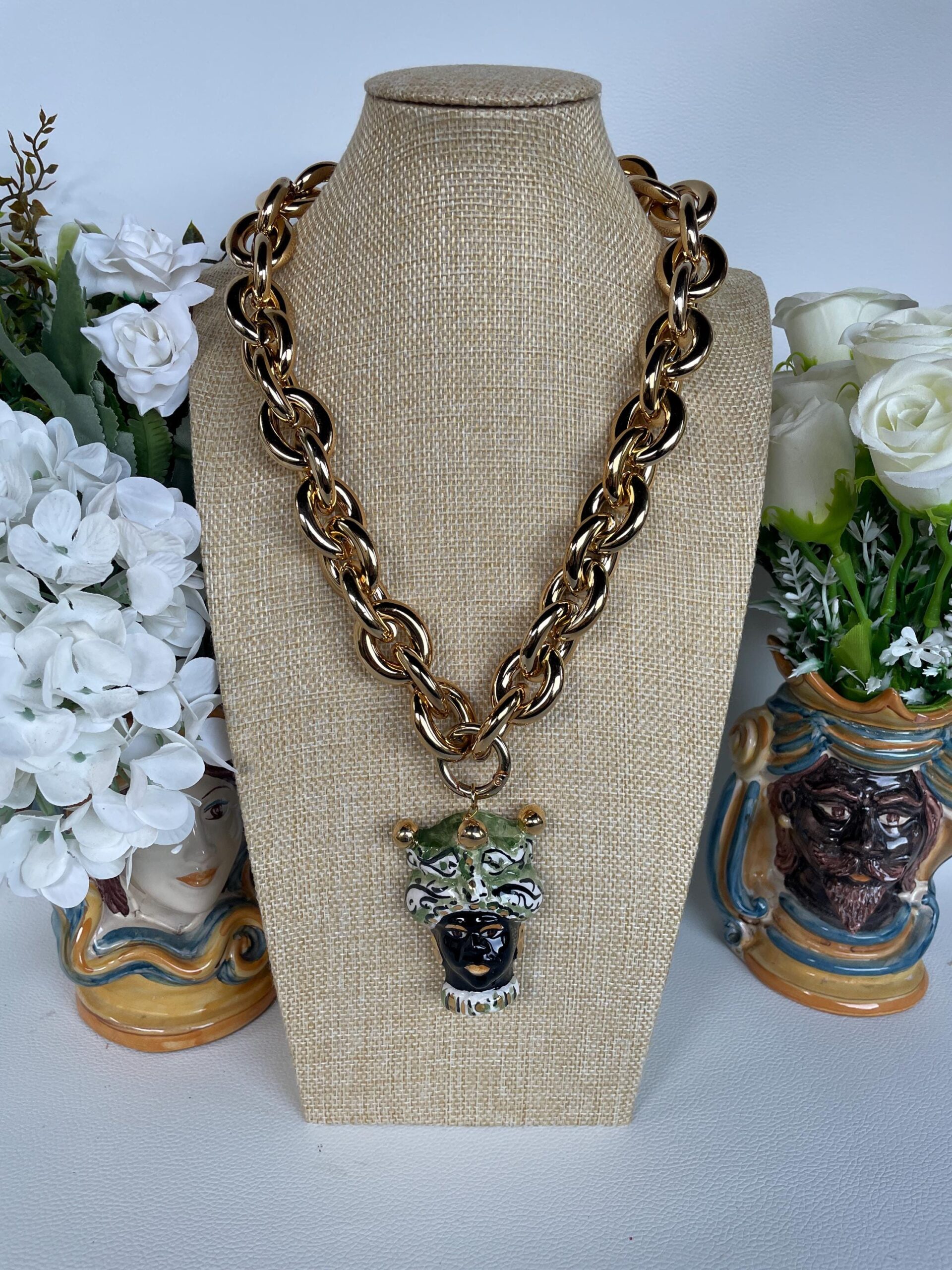 Collana siciliana con grande catena in alluminio oro anallergico e maxi ciondolo di ceramica di Caltagirone Testa di Moro. Collane artigianali con catene