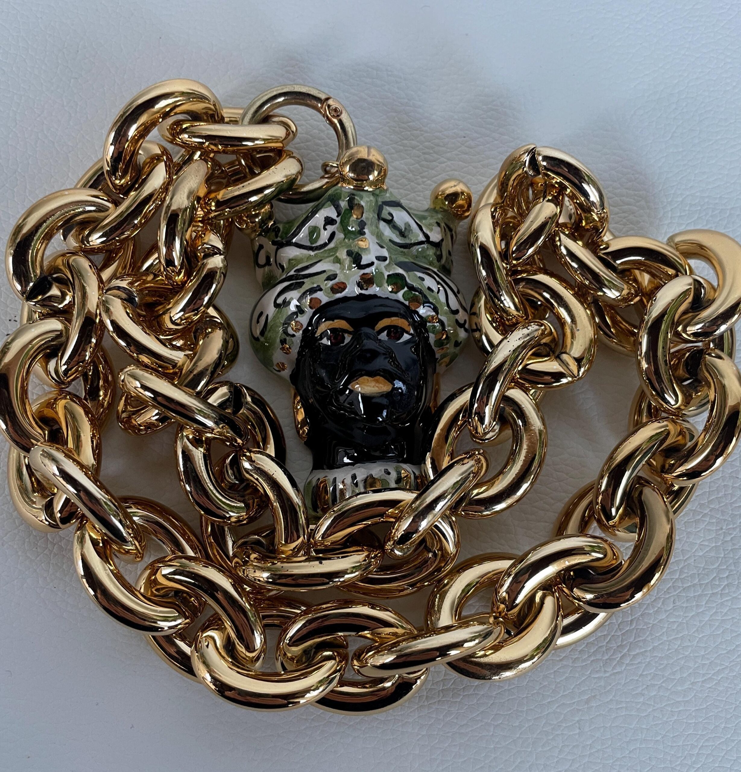 Collana siciliana con grande catena in alluminio oro anallergico e maxi ciondolo di ceramica di Caltagirone Testa di Moro. Collane artigianali con catene