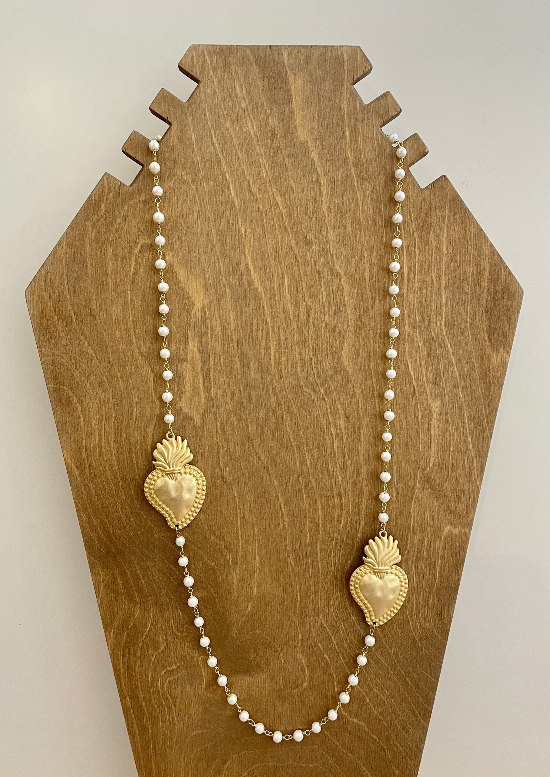 Collana lunga con catena tipo rosario in perle maiorca bianche e due cuori sacri. regalo per lei. Collane caratteristiche siciliane