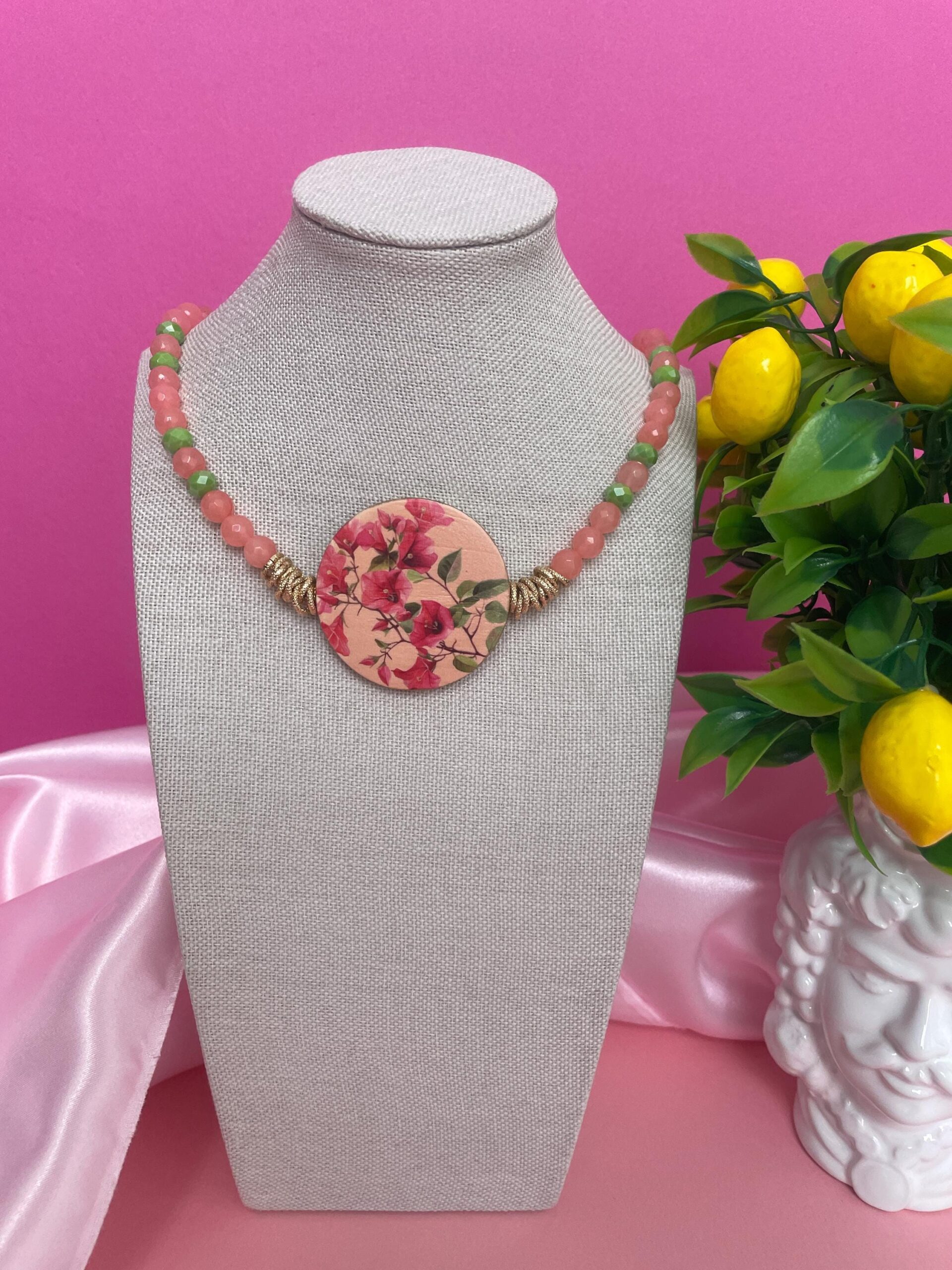 Collana siciliana, girocollo con Agata rosa, medaglione double face con Bouganvillea e design geometrico, regalo per lei. Collane caratteristiche siciliane