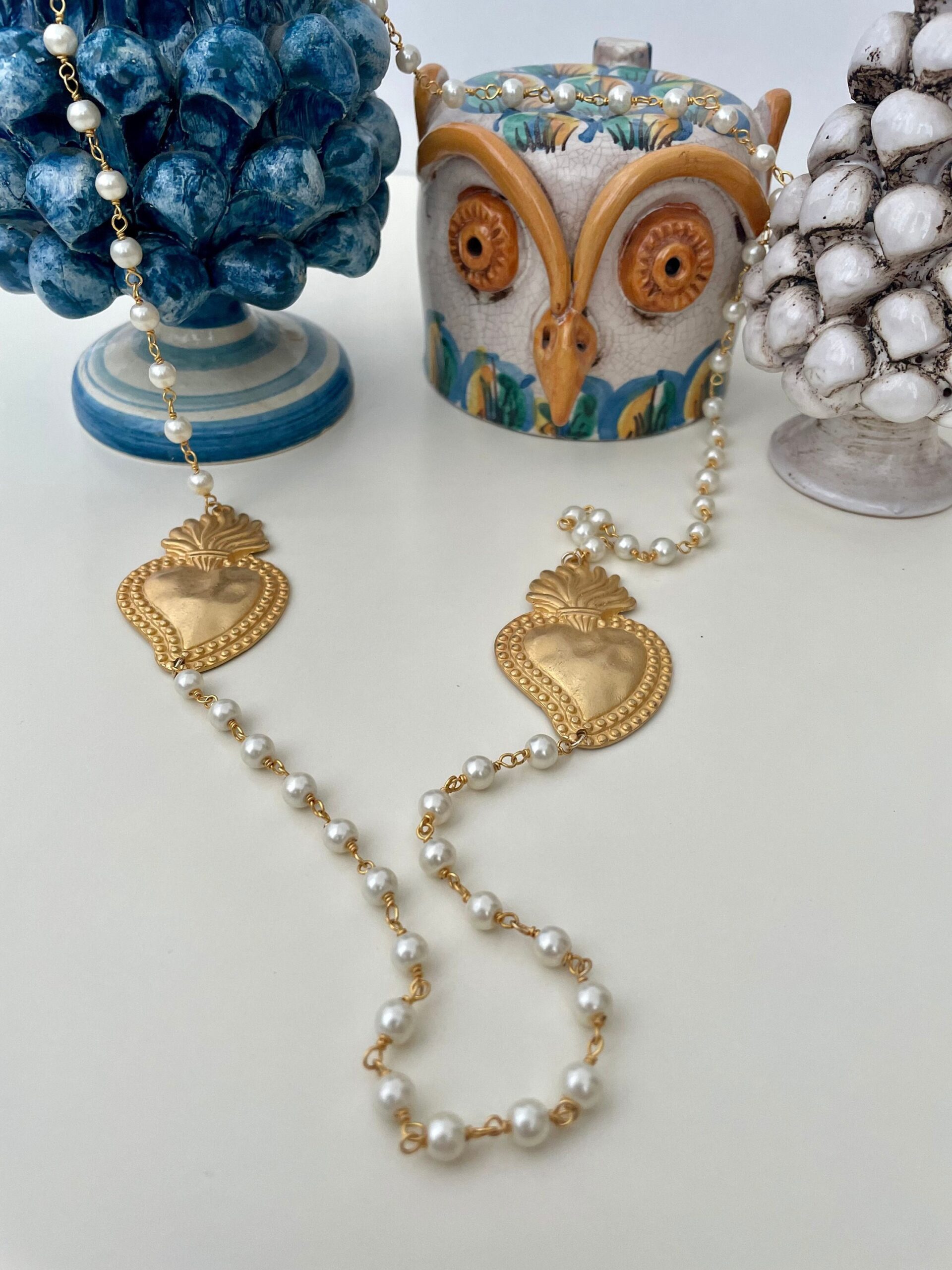 Collana lunga con catena tipo rosario in perle maiorca bianche e due cuori sacri. regalo per lei. Collane caratteristiche siciliane