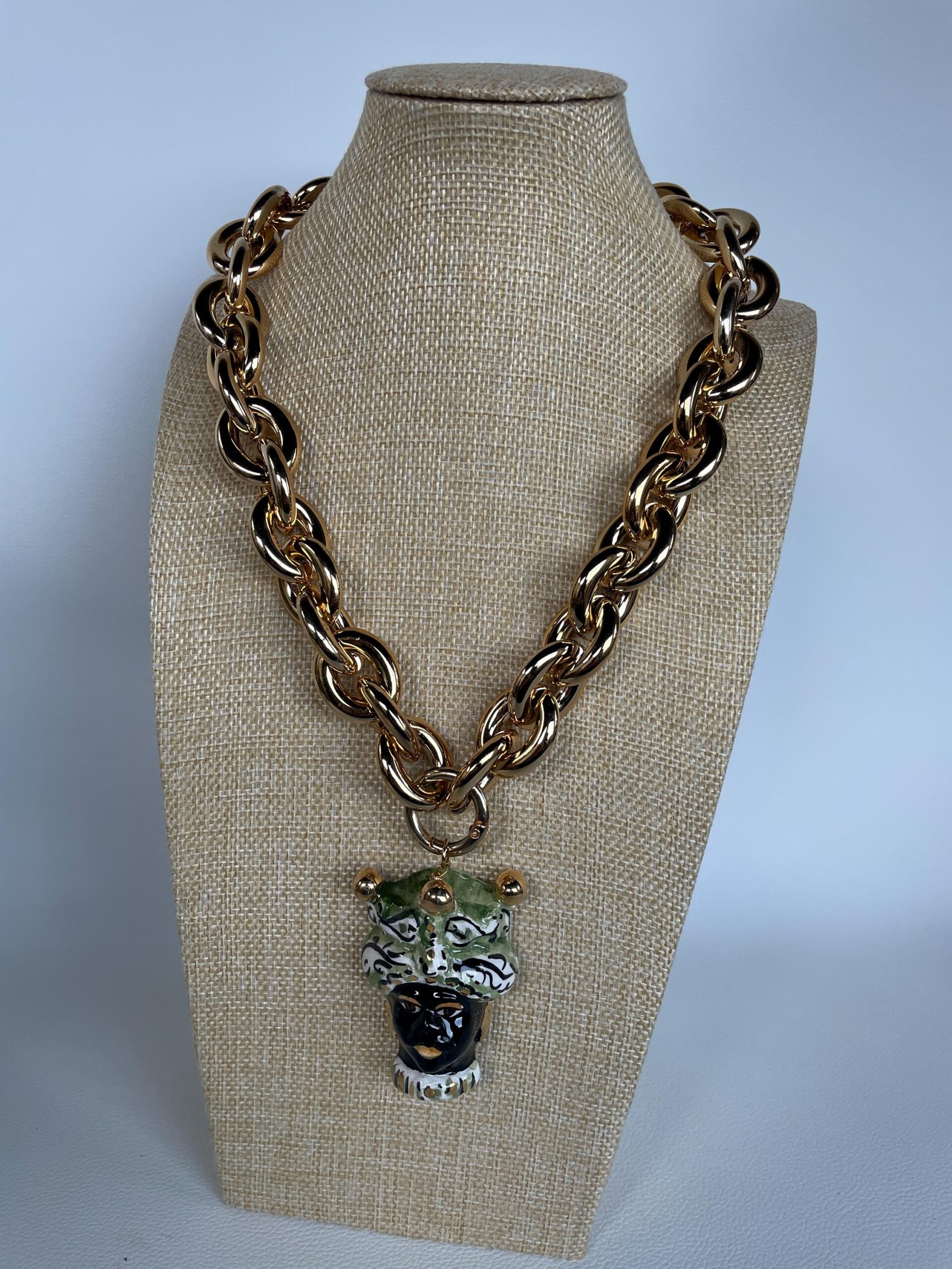 Collana siciliana con grande catena in alluminio oro anallergico e maxi ciondolo di ceramica di Caltagirone Testa di Moro. Collane artigianali con catene