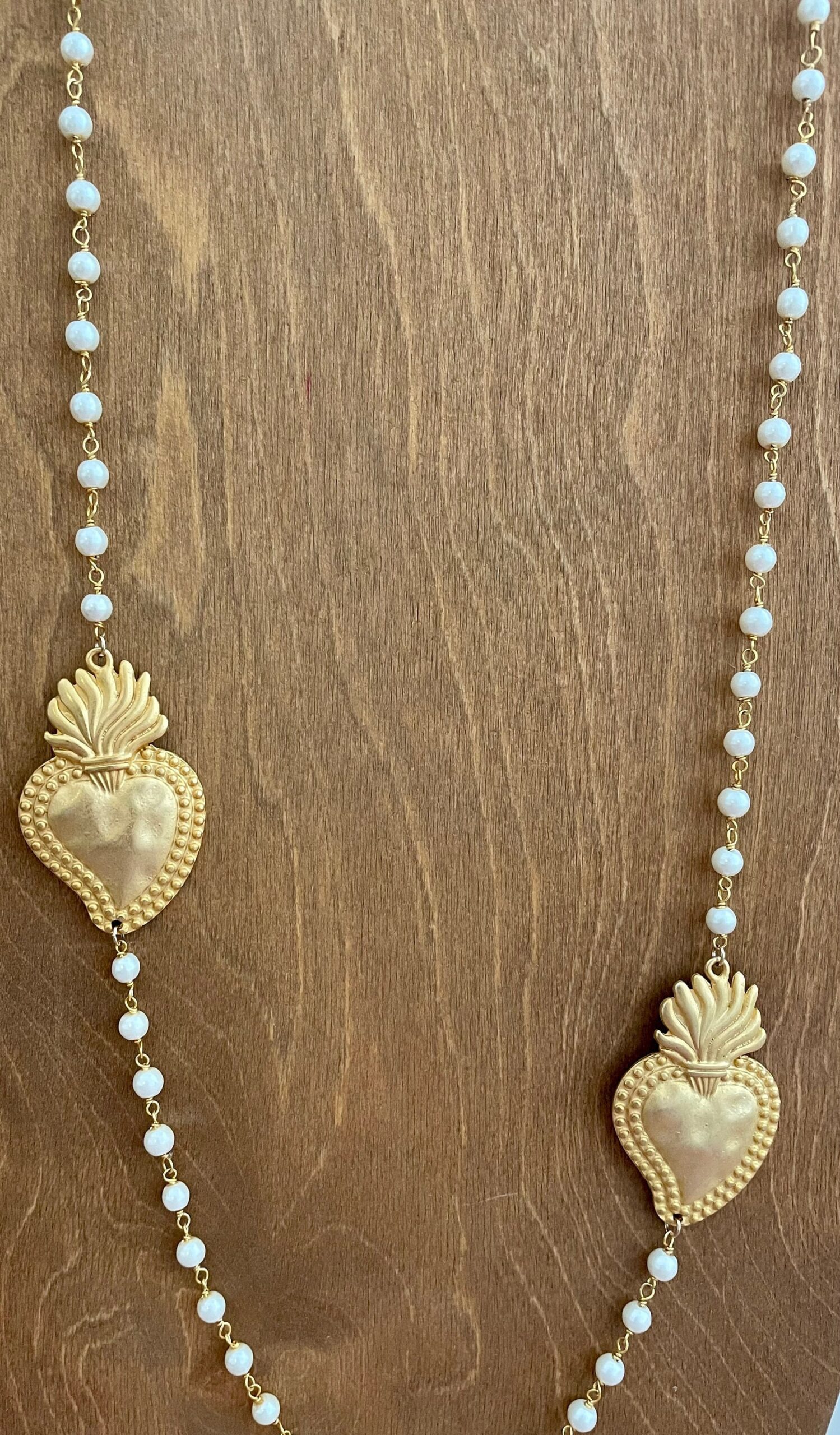 Collana lunga con catena tipo rosario in perle maiorca bianche e due cuori sacri. regalo per lei. Collane caratteristiche siciliane
