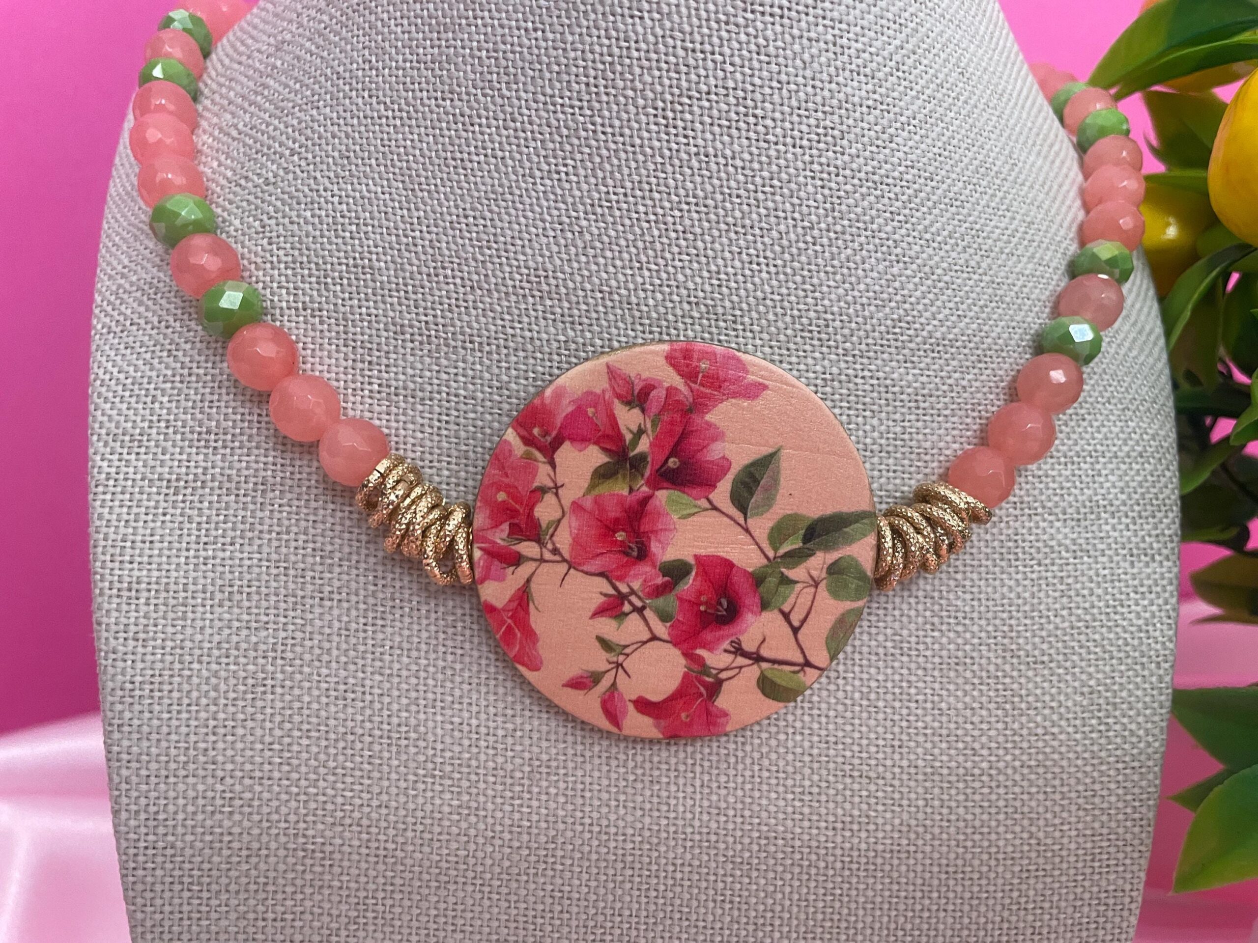 Collana siciliana, girocollo con Agata rosa, medaglione double face con Bouganvillea e design geometrico, regalo per lei. Collane caratteristiche siciliane