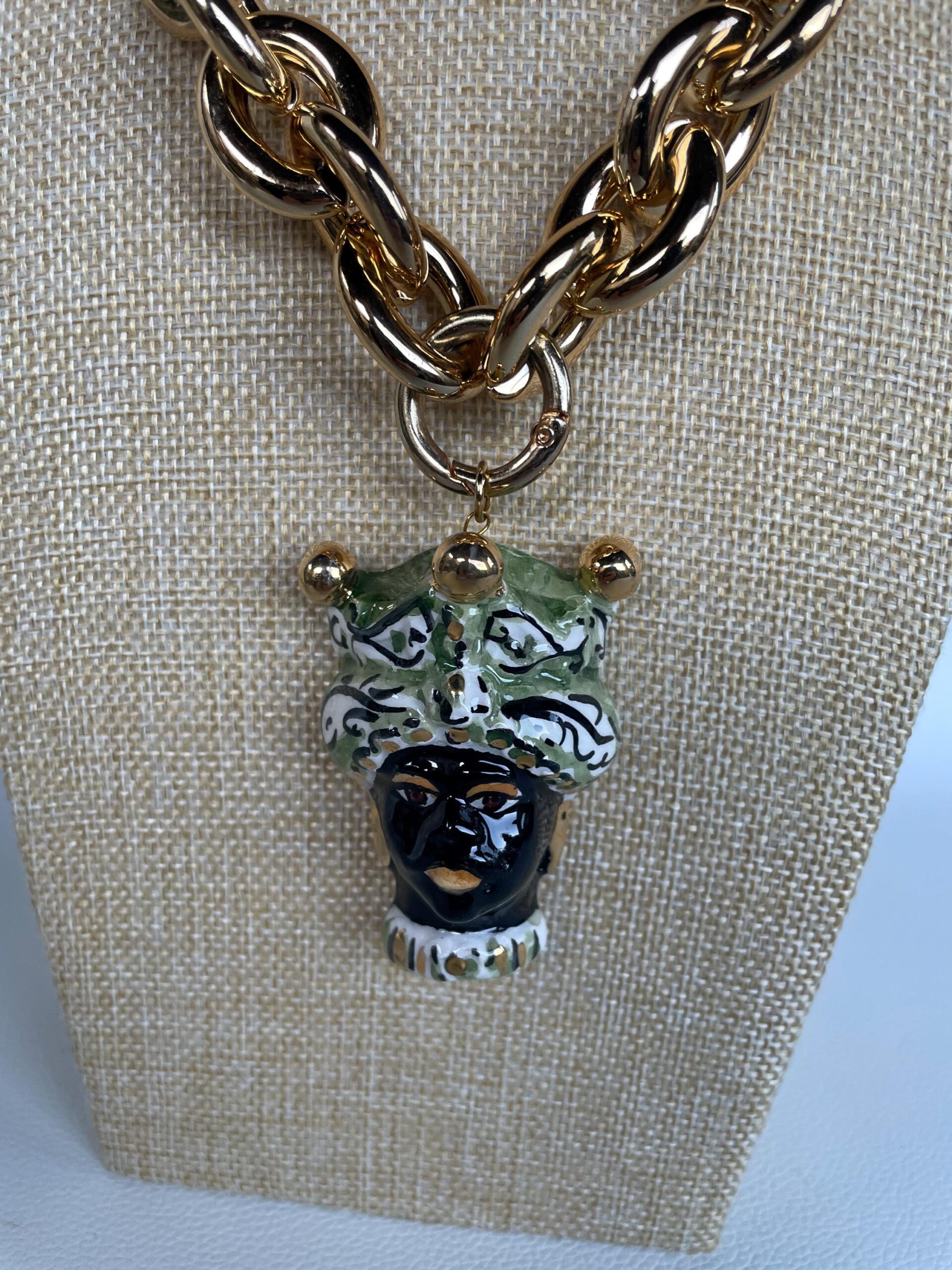 Collana siciliana con grande catena in alluminio oro anallergico e maxi ciondolo di ceramica di Caltagirone Testa di Moro. Collane artigianali con catene