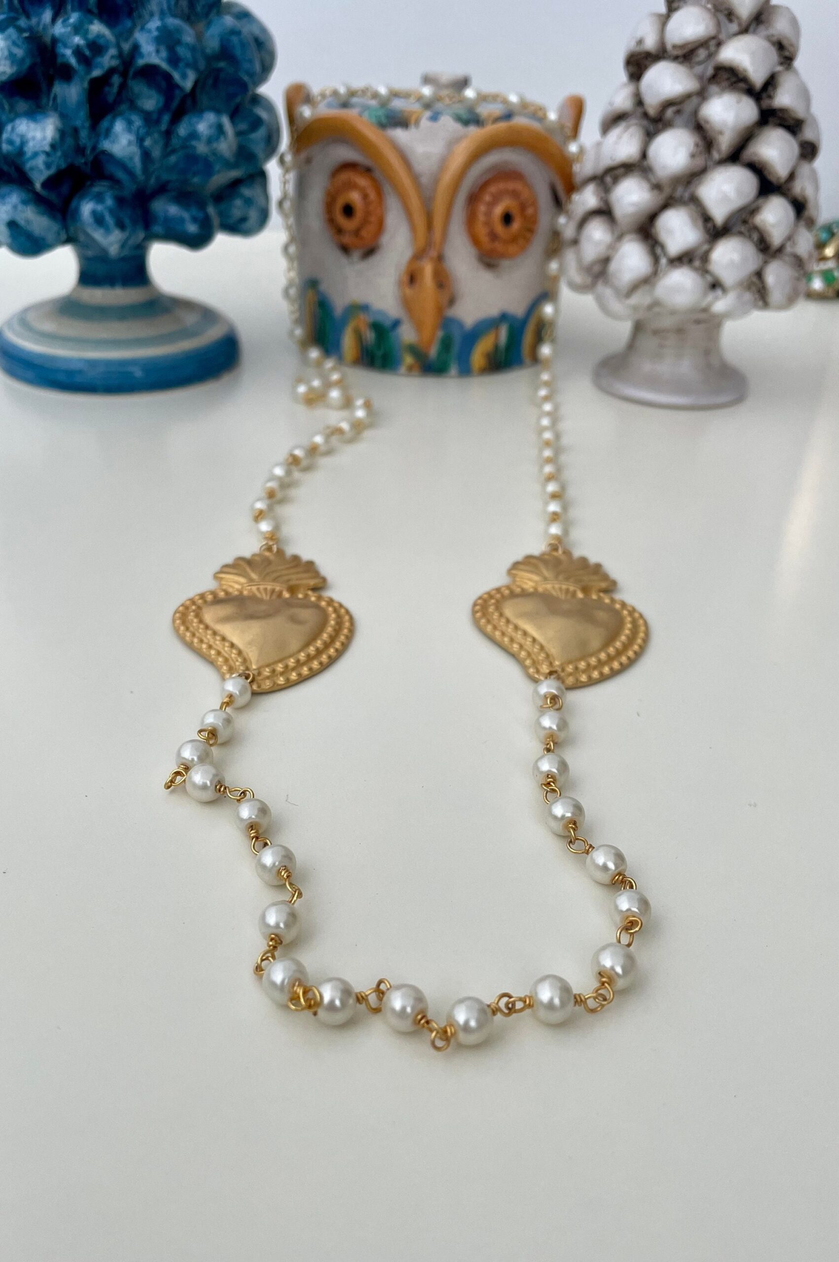 Collana lunga con catena tipo rosario in perle maiorca bianche e due cuori sacri. regalo per lei. Collane caratteristiche siciliane