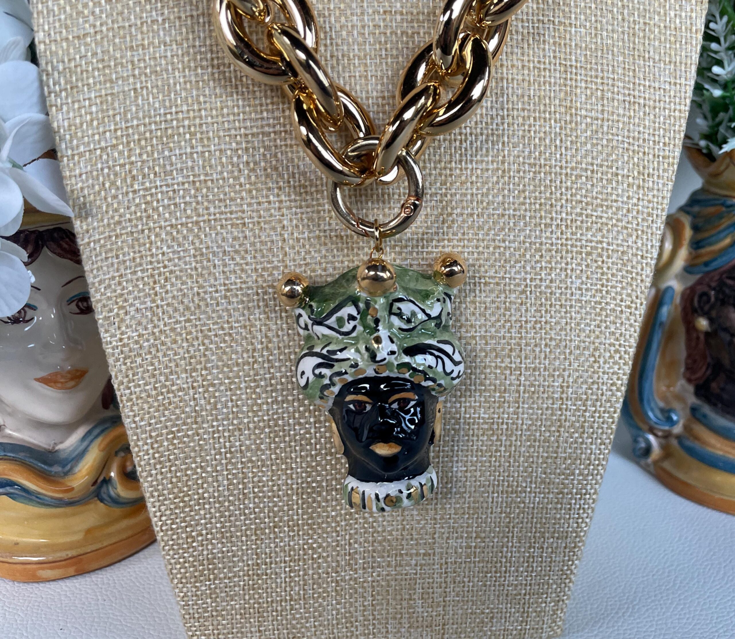 Collana siciliana con grande catena in alluminio oro anallergico e maxi ciondolo di ceramica di Caltagirone Testa di Moro. Collane artigianali con catene