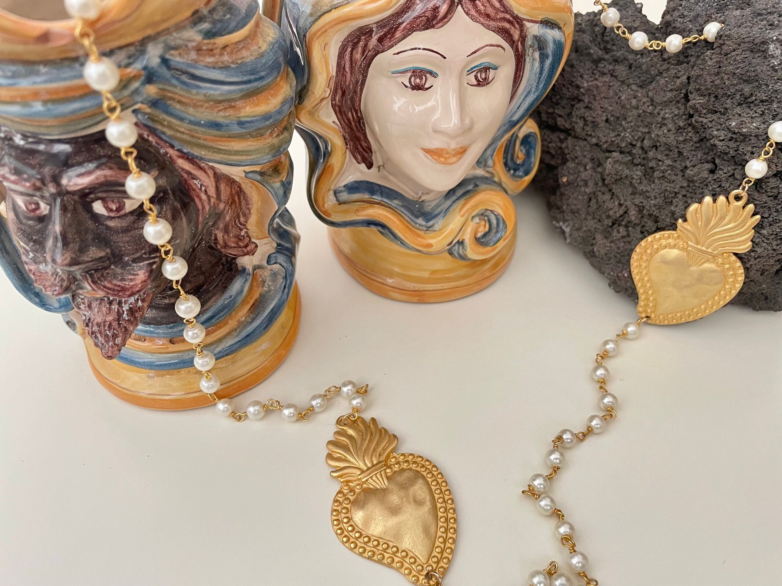 Collana lunga con catena tipo rosario in perle maiorca bianche e due cuori sacri. regalo per lei. Collane caratteristiche siciliane