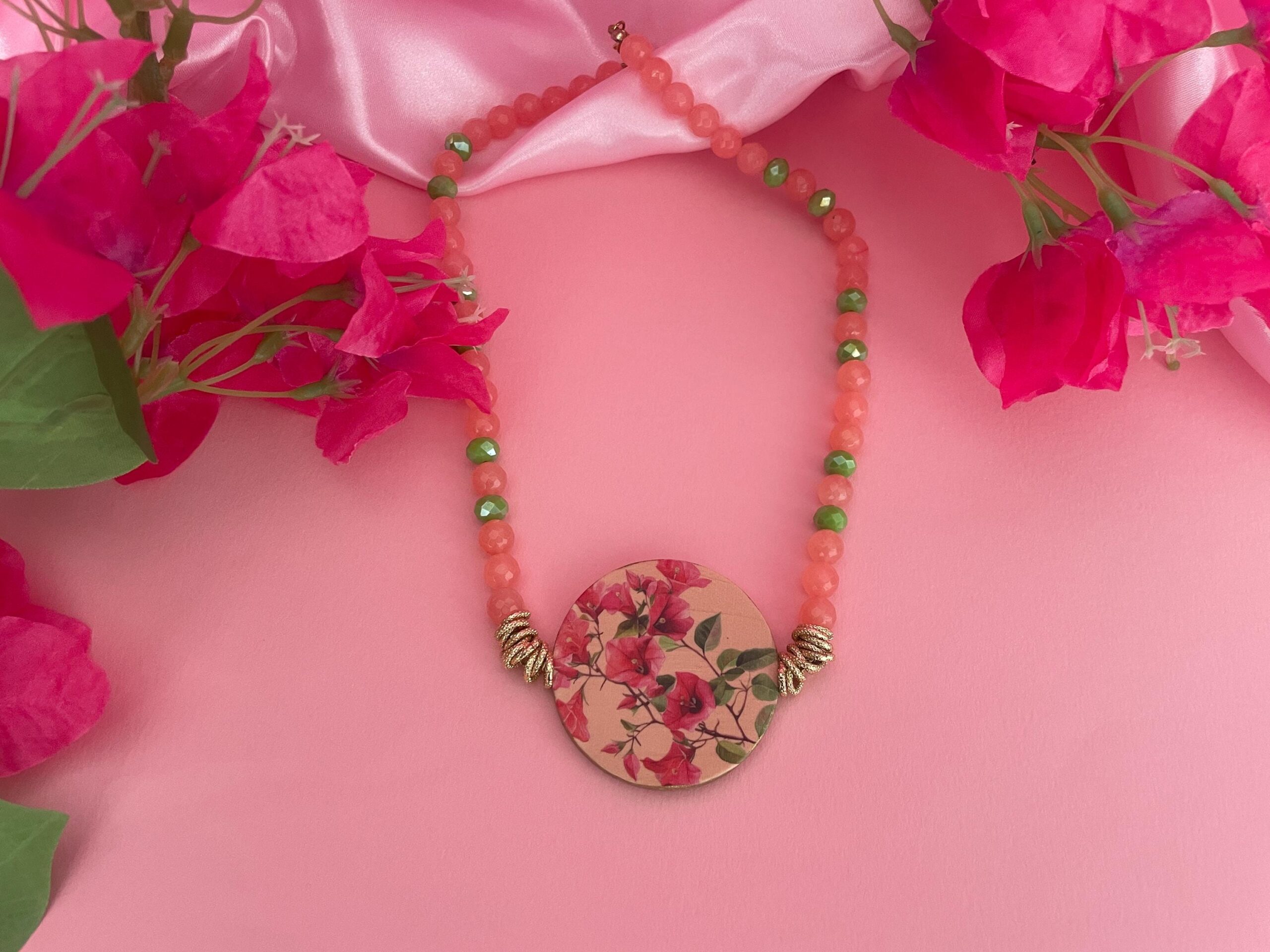 Collana siciliana, girocollo con Agata rosa, medaglione double face con Bouganvillea e design geometrico, regalo per lei. Collane caratteristiche siciliane