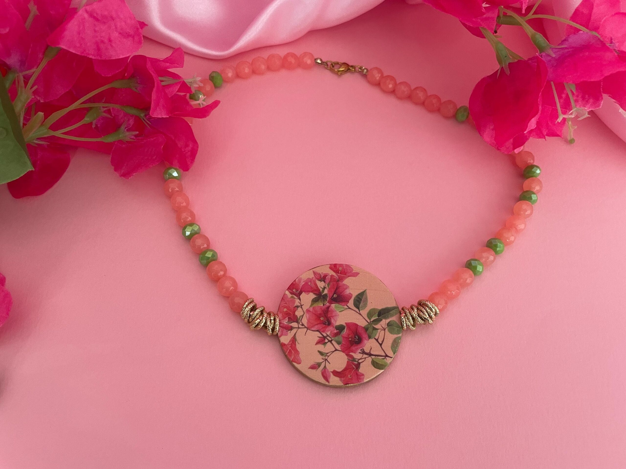Collana siciliana, girocollo con Agata rosa, medaglione double face con Bouganvillea e design geometrico, regalo per lei. Collane caratteristiche siciliane