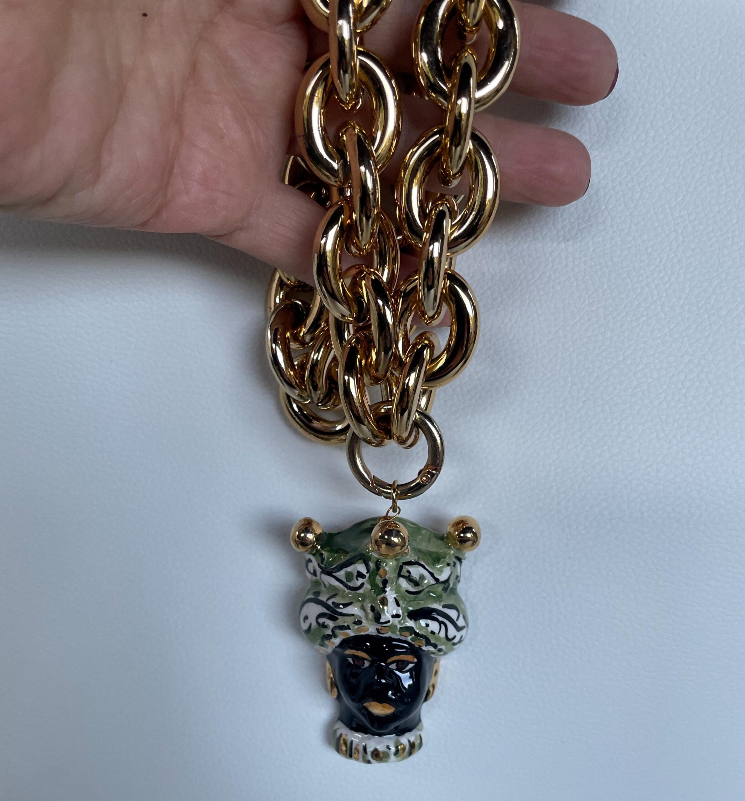 Collana siciliana con grande catena in alluminio oro anallergico e maxi ciondolo di ceramica di Caltagirone Testa di Moro. Collane artigianali con catene