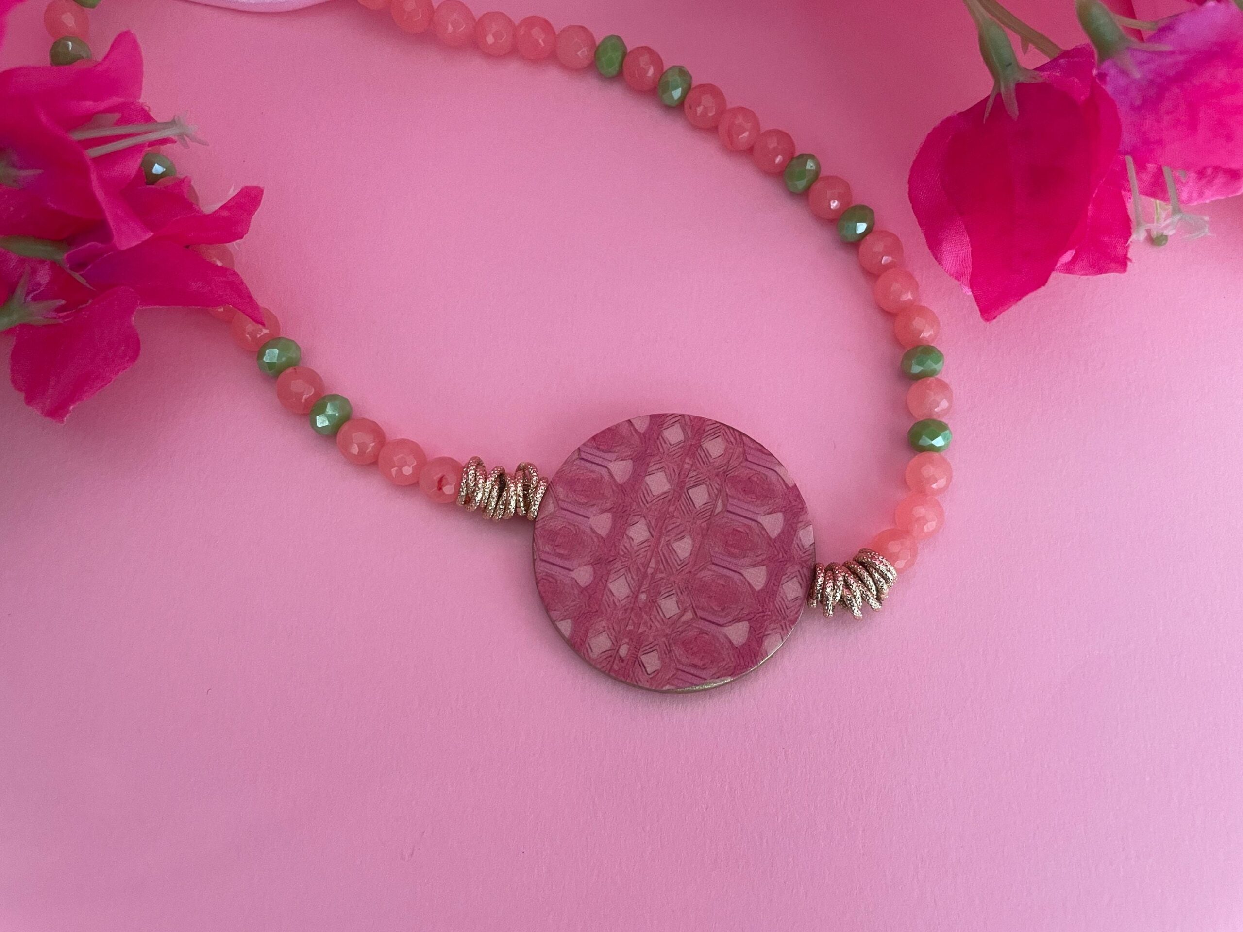 Collana siciliana, girocollo con Agata rosa, medaglione double face con Bouganvillea e design geometrico, regalo per lei. Collane caratteristiche siciliane