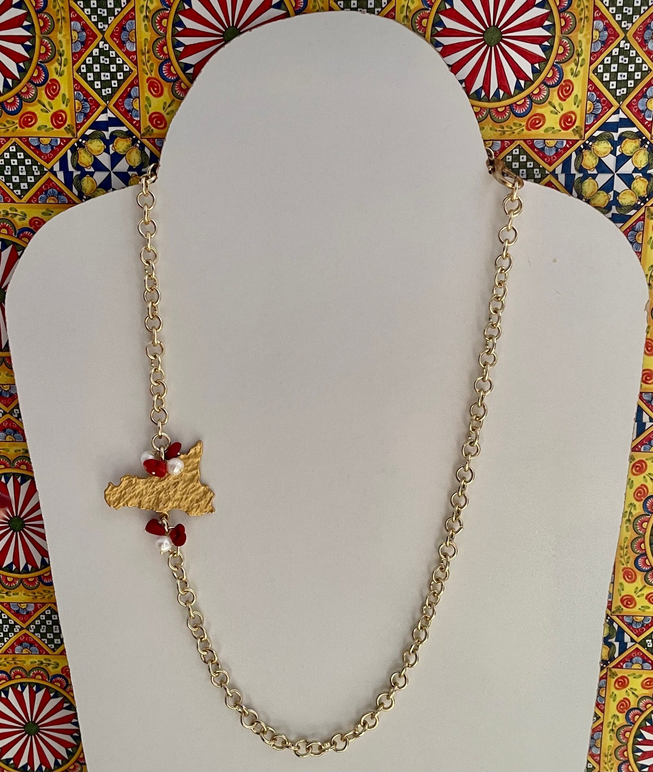 Collana con ciondolo sicilia in ottone, catena alluminio, perle di fiume e chips di corallo. Collane caratteristiche siciliane
