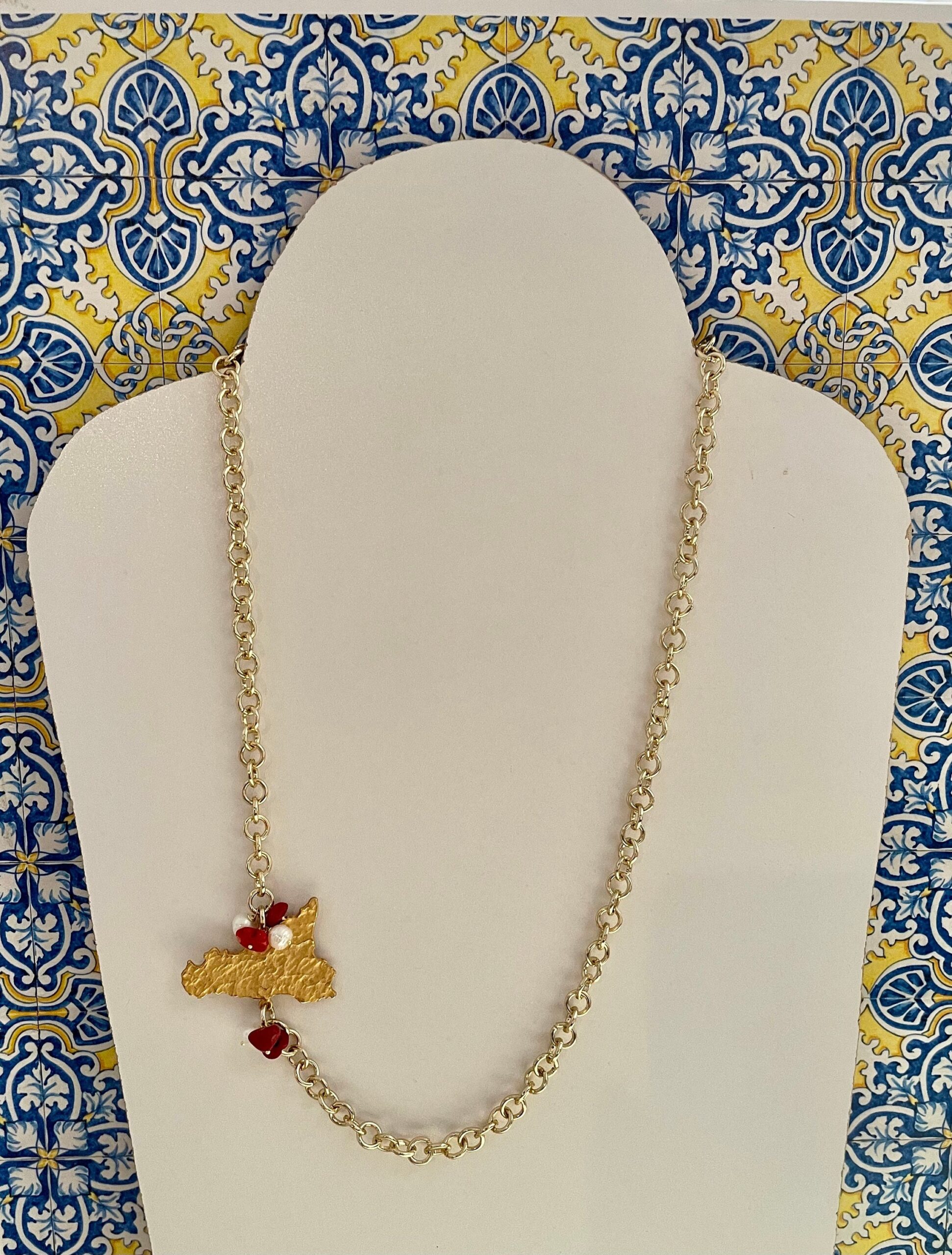 Collana con ciondolo sicilia in ottone, catena alluminio, perle di fiume e chips di corallo. Collane caratteristiche siciliane
