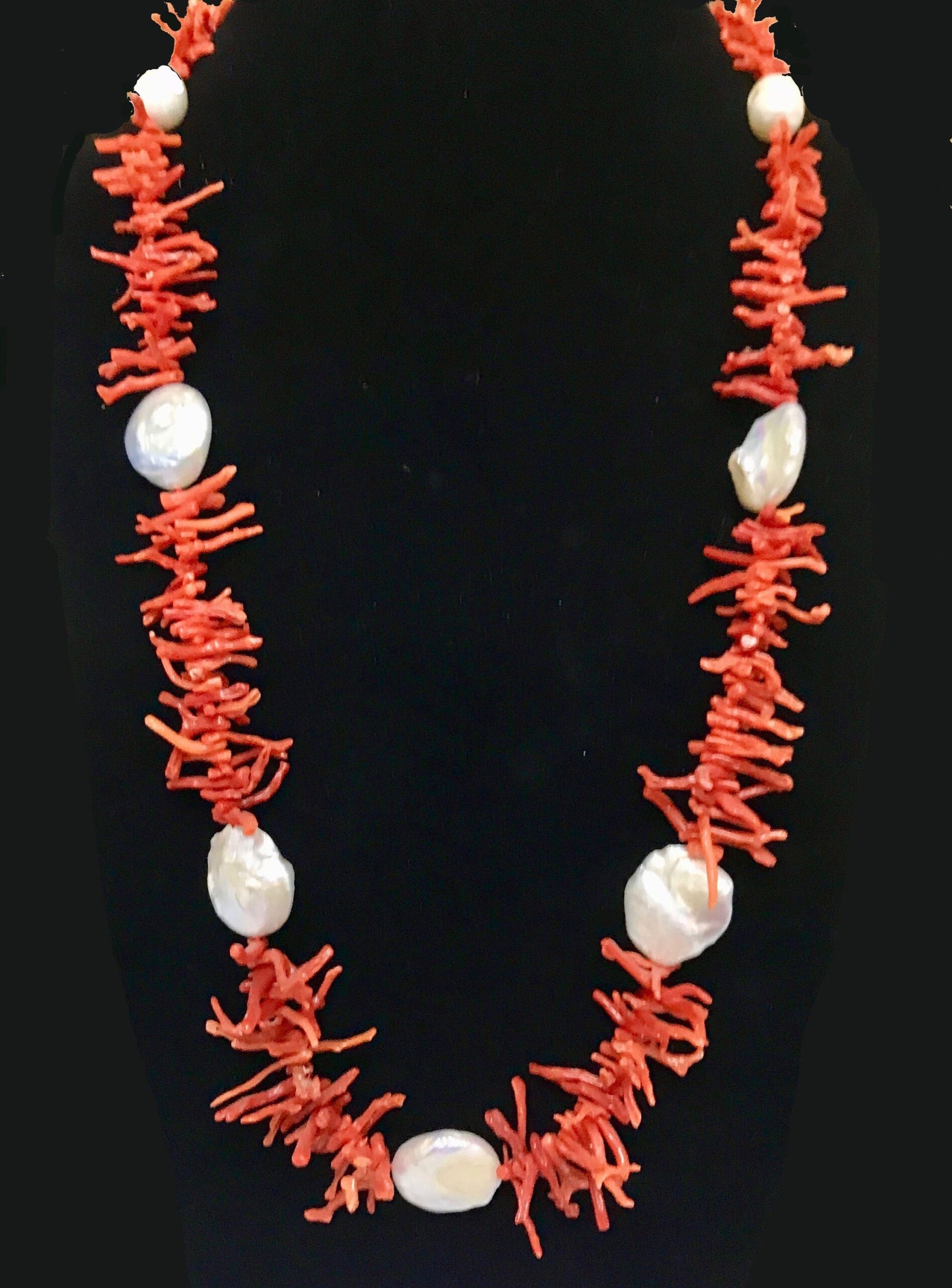 Collana siciliana con filo di rami di corallo rosso e perle barocche piatte. regalo per lei. Collane caratteristiche siciliane