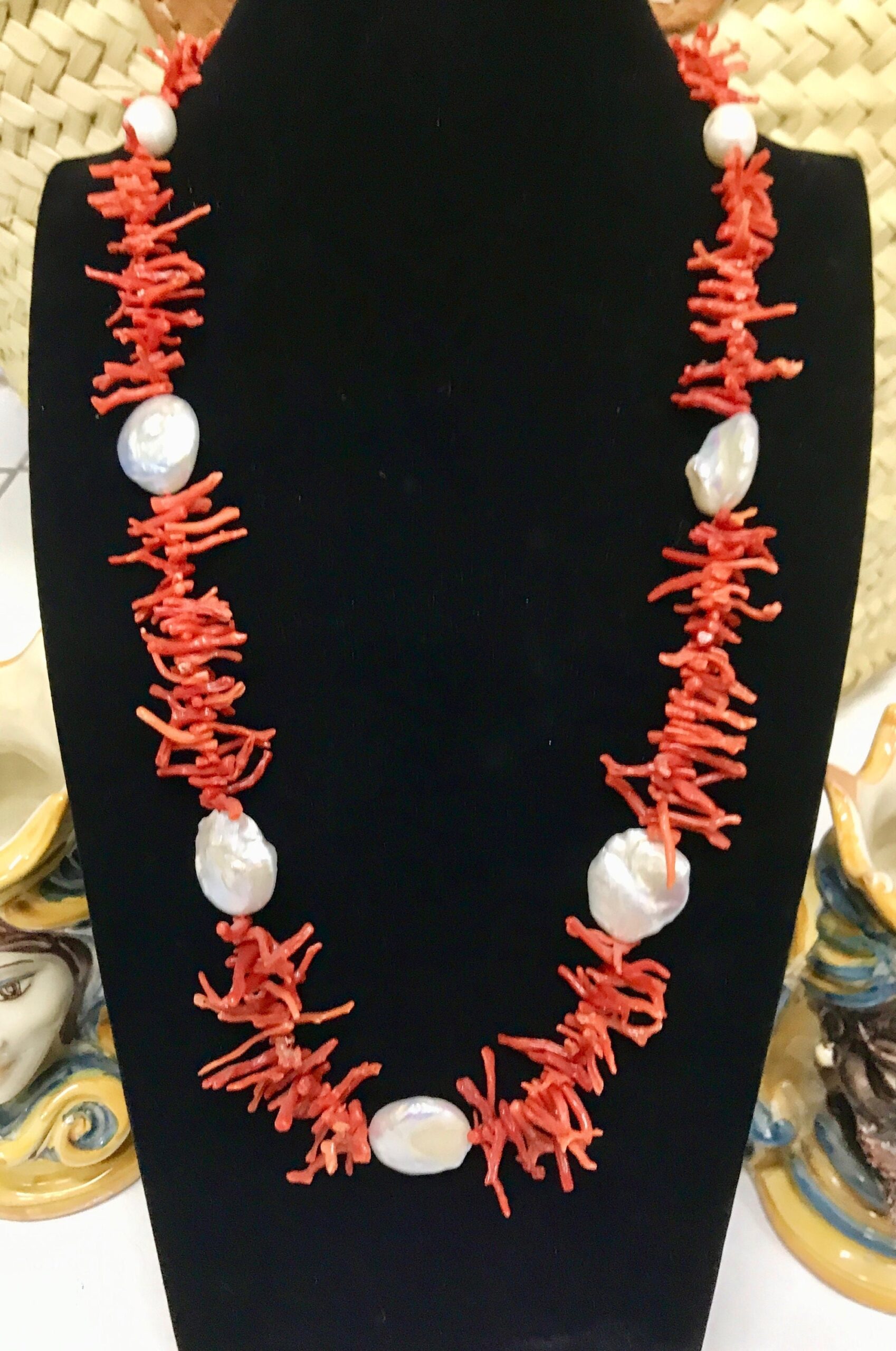 Collana siciliana con filo di rami di corallo rosso e perle barocche piatte. regalo per lei. Collane caratteristiche siciliane