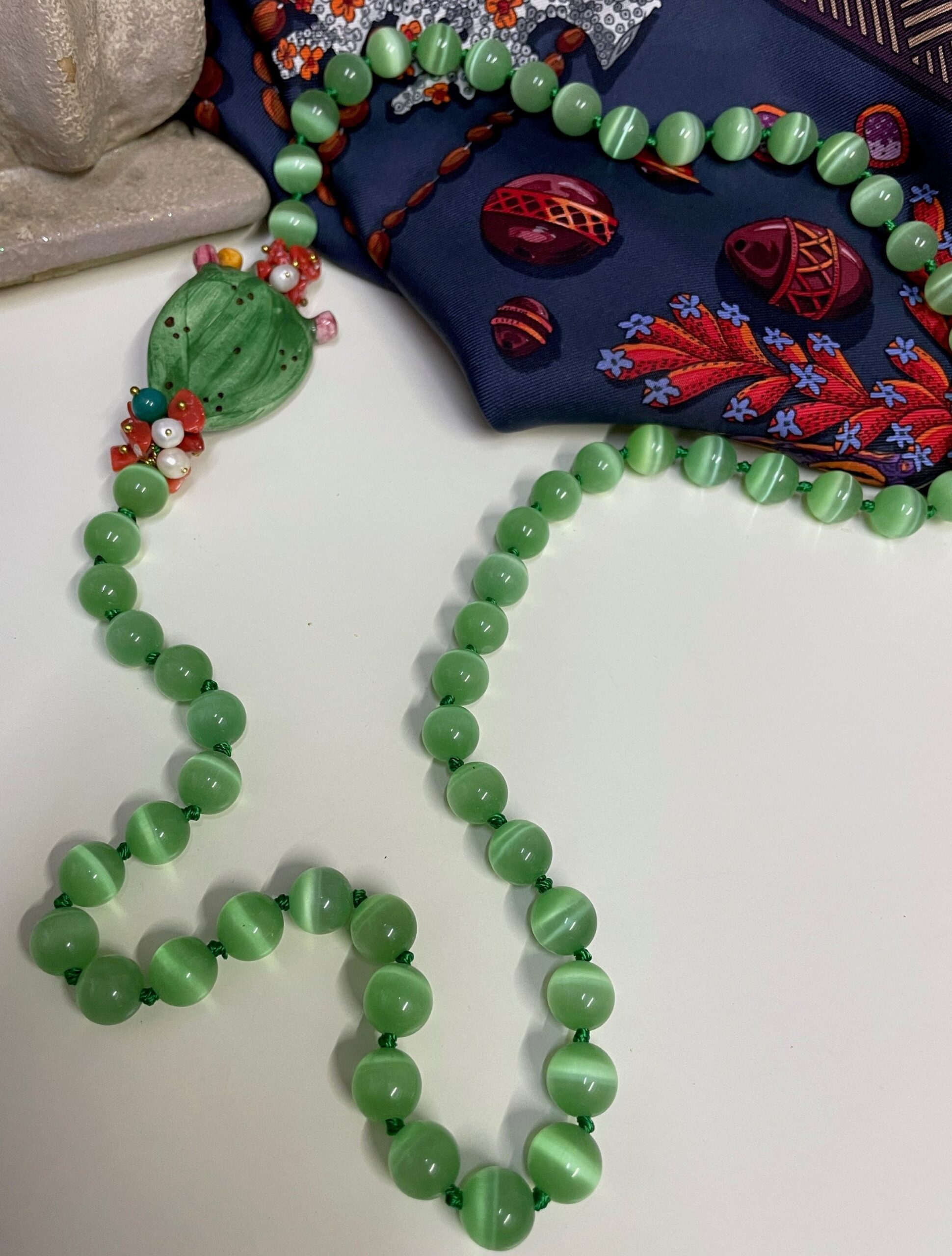 Collana siciliana con filo di perle di occhio di gatto e fico d’india in ceramica di Caltagirone. Collane caratteristiche siciliane