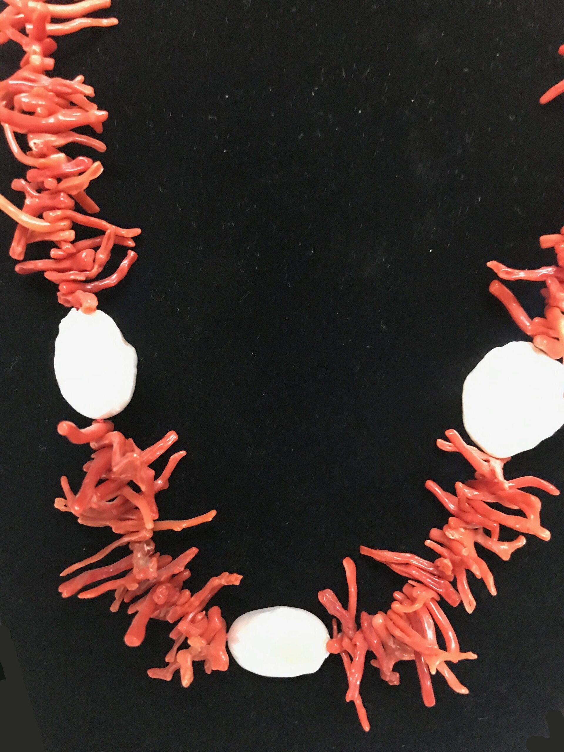 Collana siciliana con filo di rami di corallo rosso e perle barocche piatte. regalo per lei. Collane caratteristiche siciliane