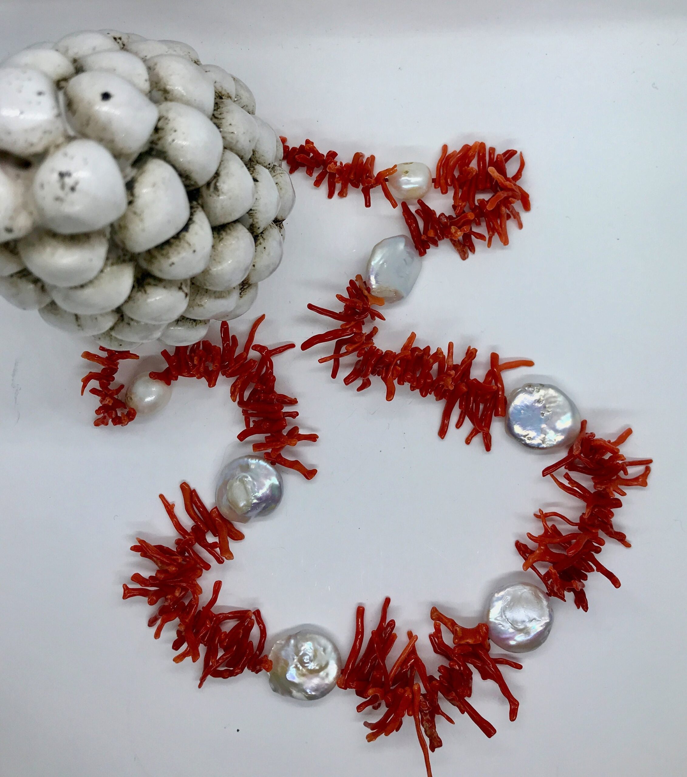 Collana siciliana con filo di rami di corallo rosso e perle barocche piatte. regalo per lei. Collane caratteristiche siciliane