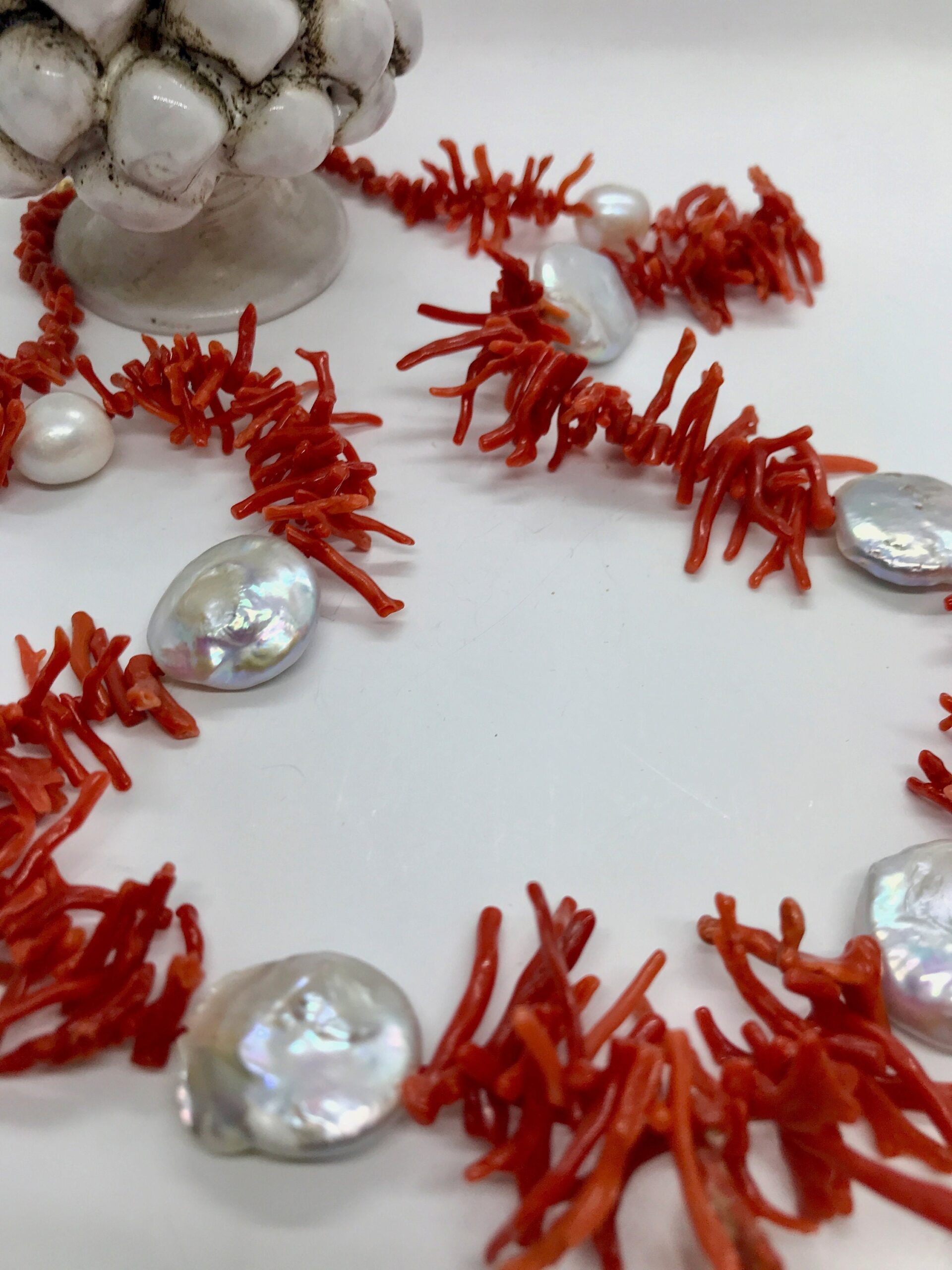 Collana siciliana con filo di rami di corallo rosso e perle barocche piatte. regalo per lei. Collane caratteristiche siciliane