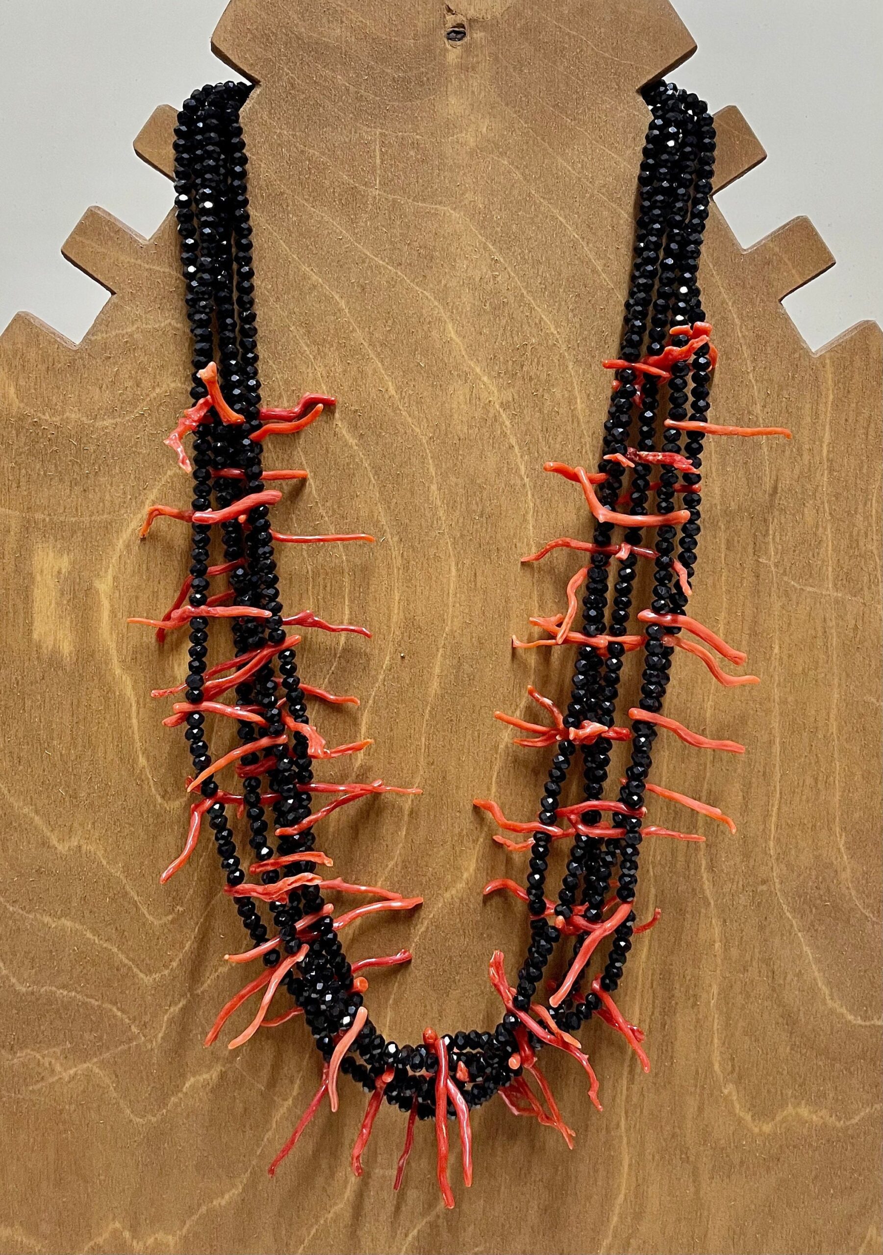 Collana con cinque fili di cristalli e rami di corallo rosso di trapani. regalo per lei. Collane caratteristiche siciliane
