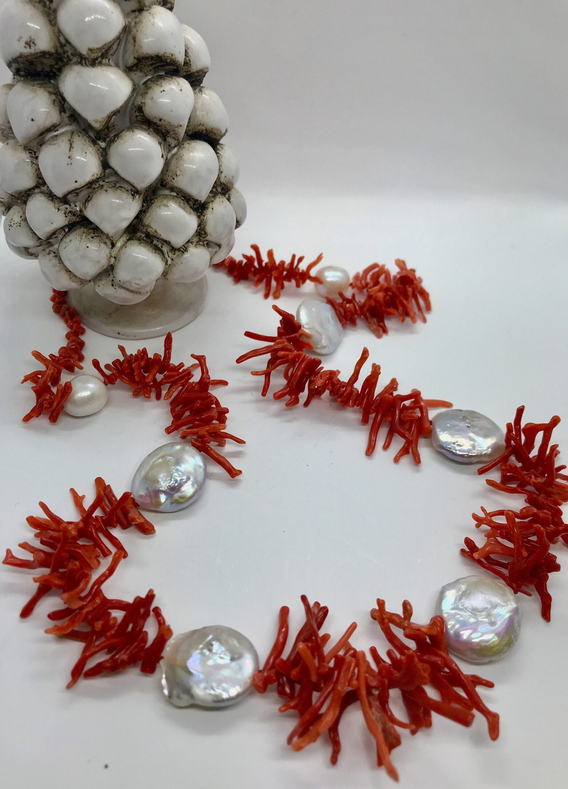 Collana siciliana con filo di rami di corallo rosso e perle barocche piatte. regalo per lei. Collane caratteristiche siciliane