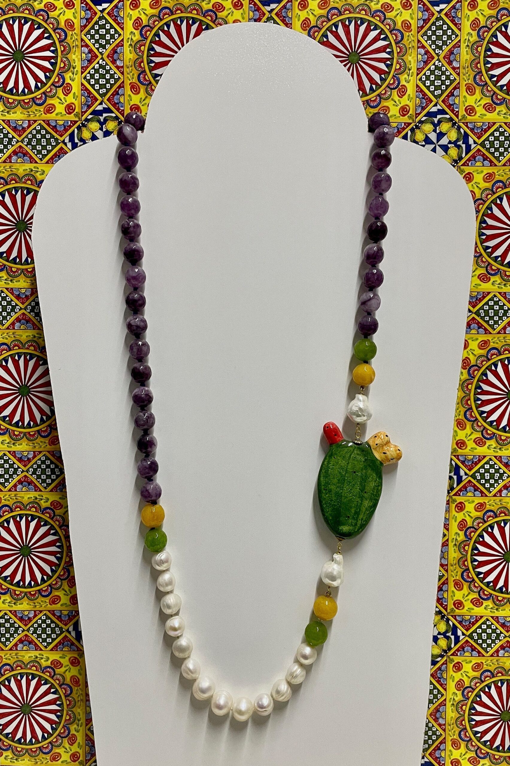 Collana siciliana, agata viola e perle barocche, fico d’india ceramica di Caltagirone, regalo per lei. Collane caratteristiche siciliane