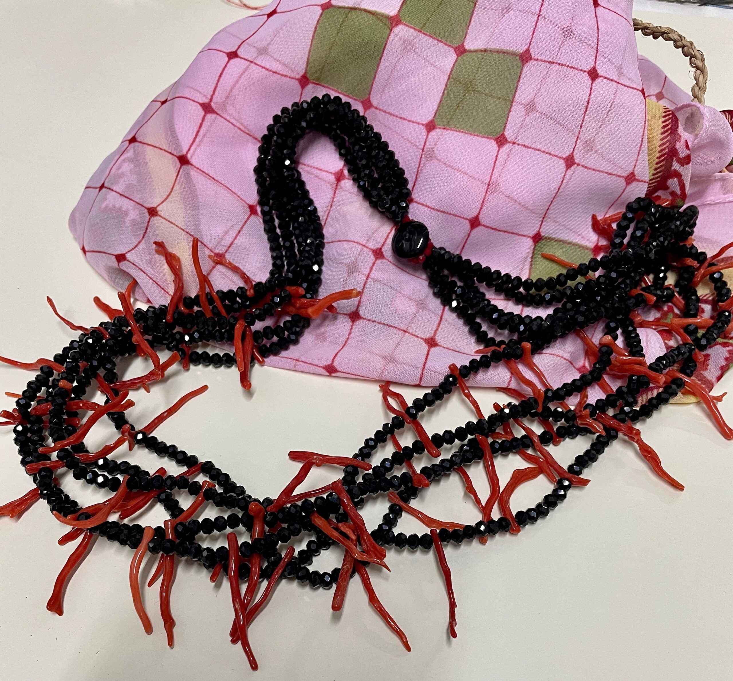 Collana con cinque fili di cristalli e rami di corallo rosso di trapani. regalo per lei. Collane caratteristiche siciliane