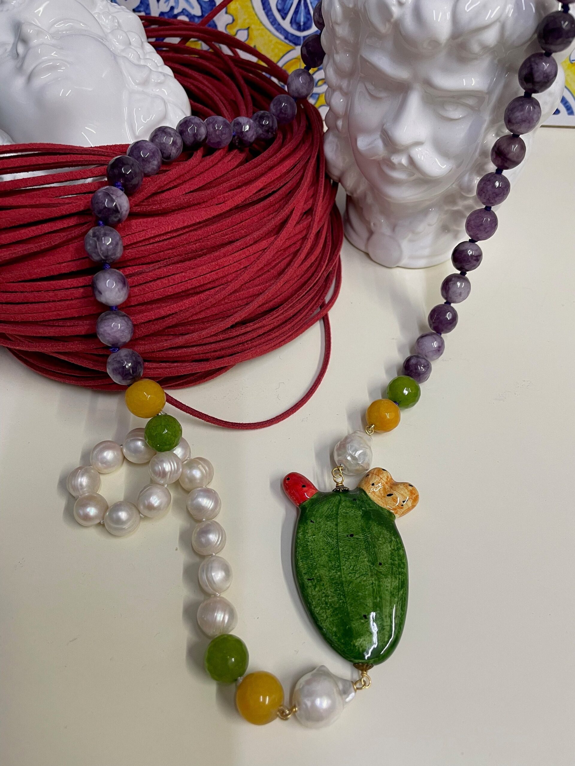 Collana siciliana, agata viola e perle barocche, fico d’india ceramica di Caltagirone, regalo per lei. Collane caratteristiche siciliane