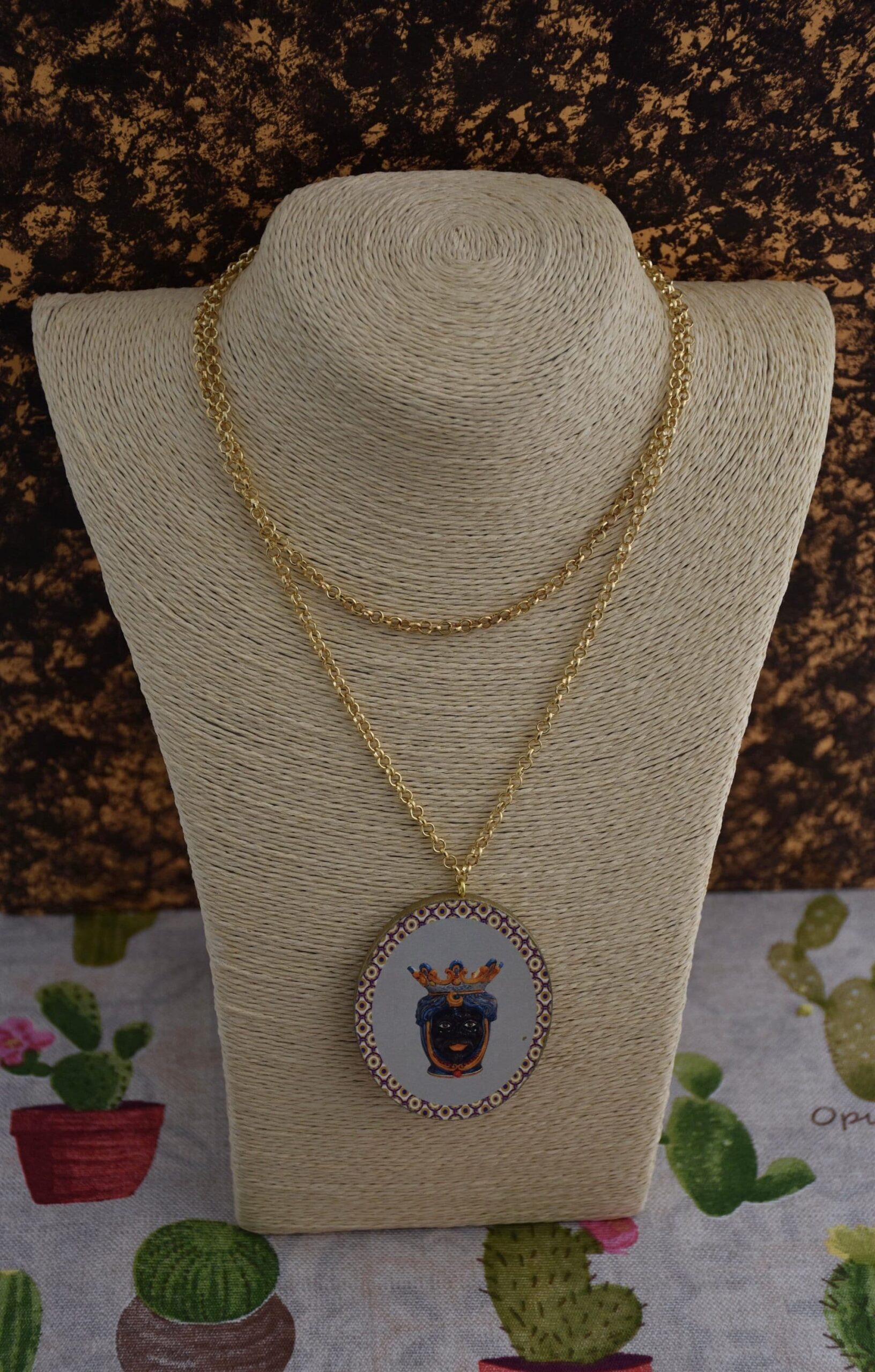Collana siciliana con ciondolo ovale “double-face” teste di mori. Collane caratteristiche siciliane