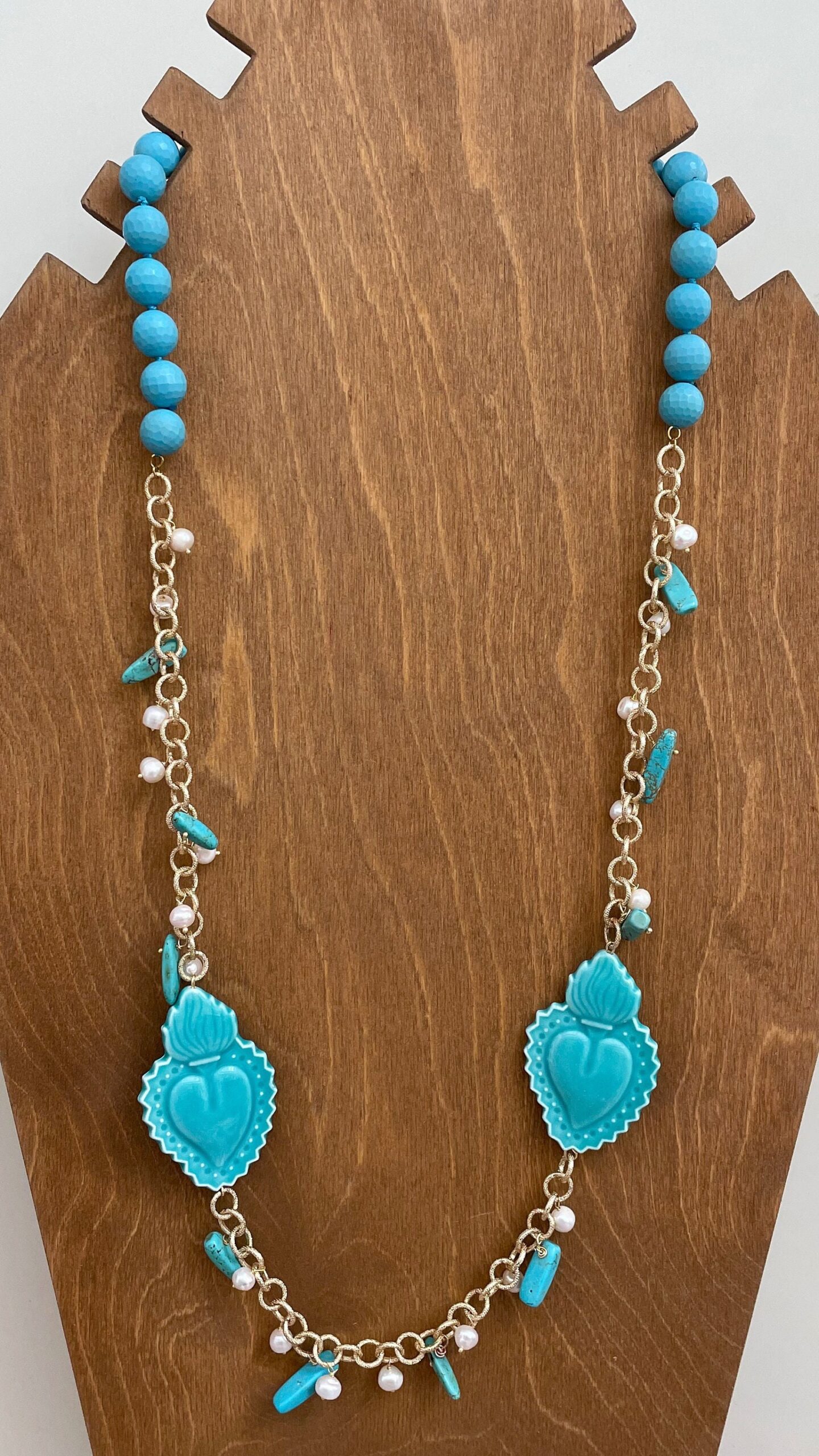 Collana lunga turchese, cuori sacri in ceramica di Caltagirone, perle di fiume, pasta di turchese, chips turchesi, catena alluminio dorata. Collane caratteristiche siciliane