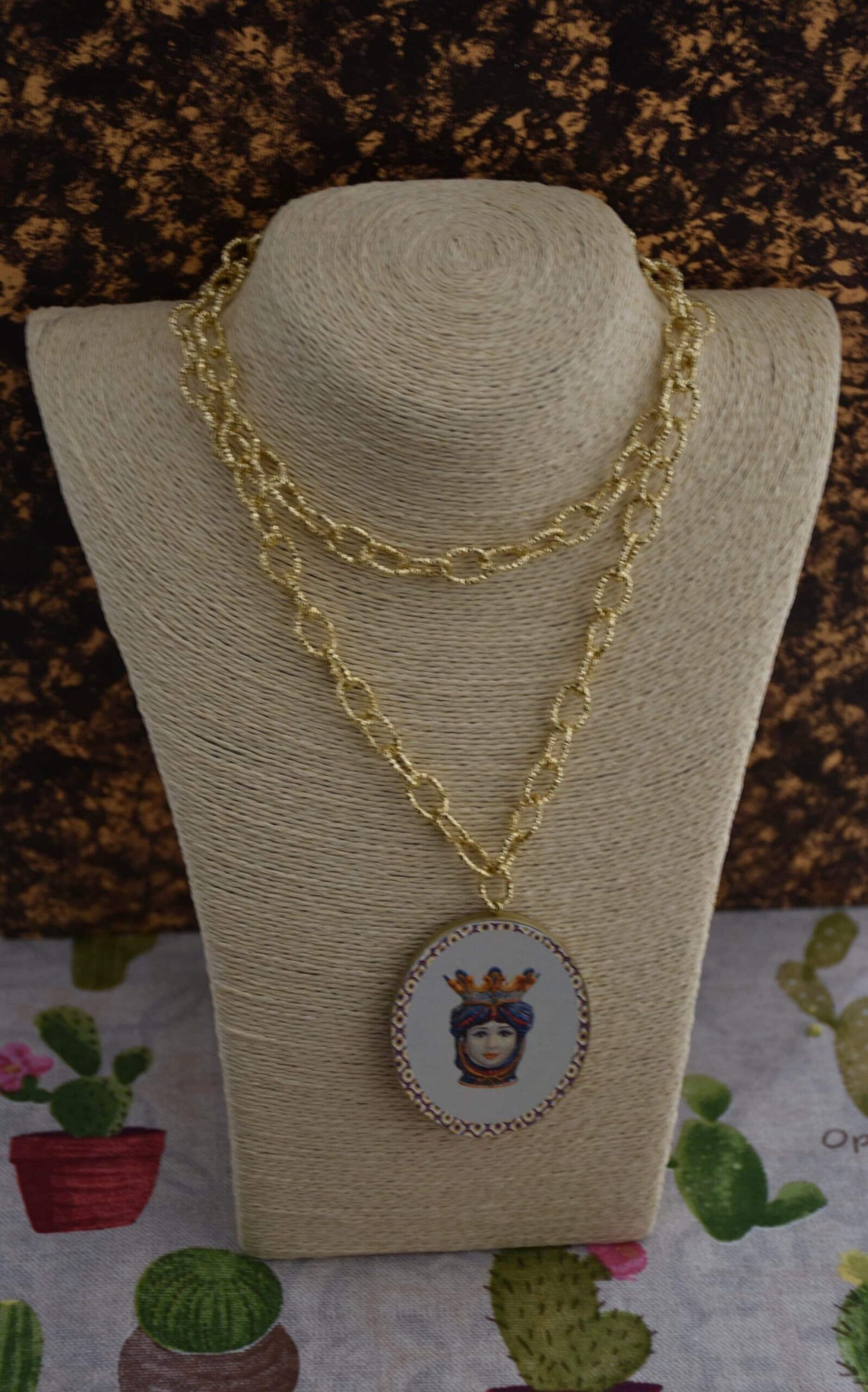 Collana siciliana con ciondolo ovale “double-face” teste di mori. Collane caratteristiche siciliane