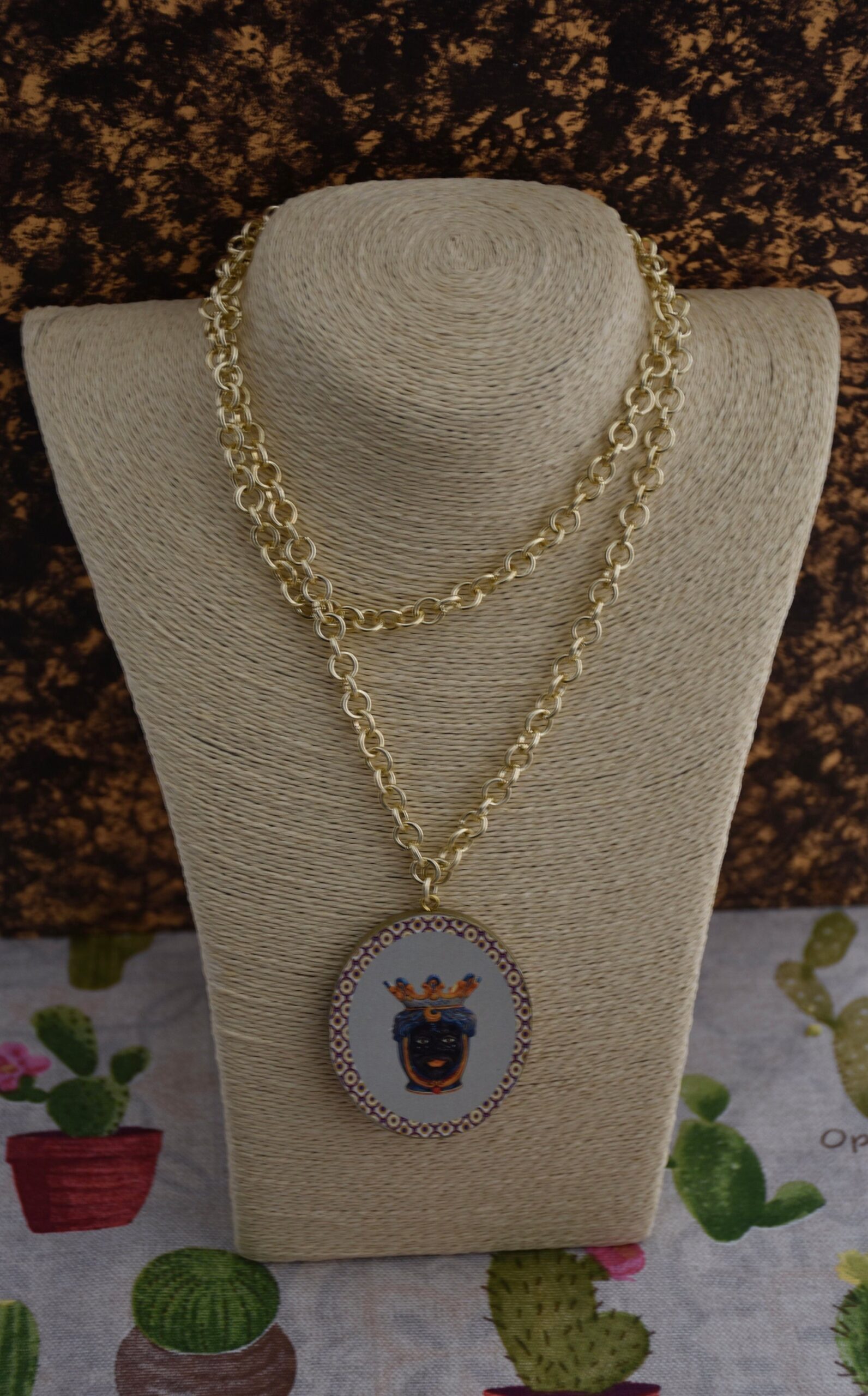 Collana siciliana con ciondolo ovale “double-face” teste di mori. Collane caratteristiche siciliane