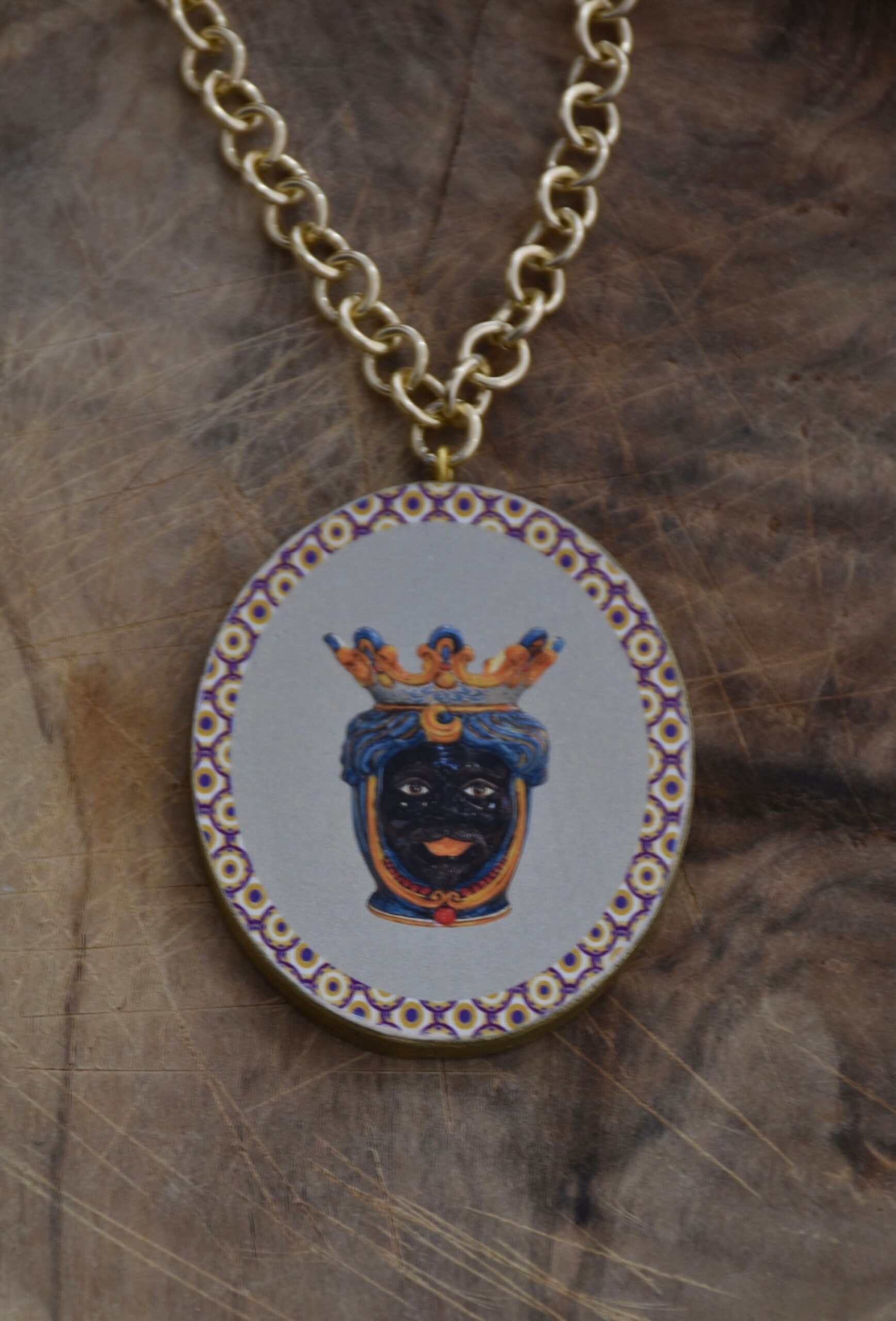 Collana siciliana con ciondolo ovale “double-face” teste di mori. Collane caratteristiche siciliane