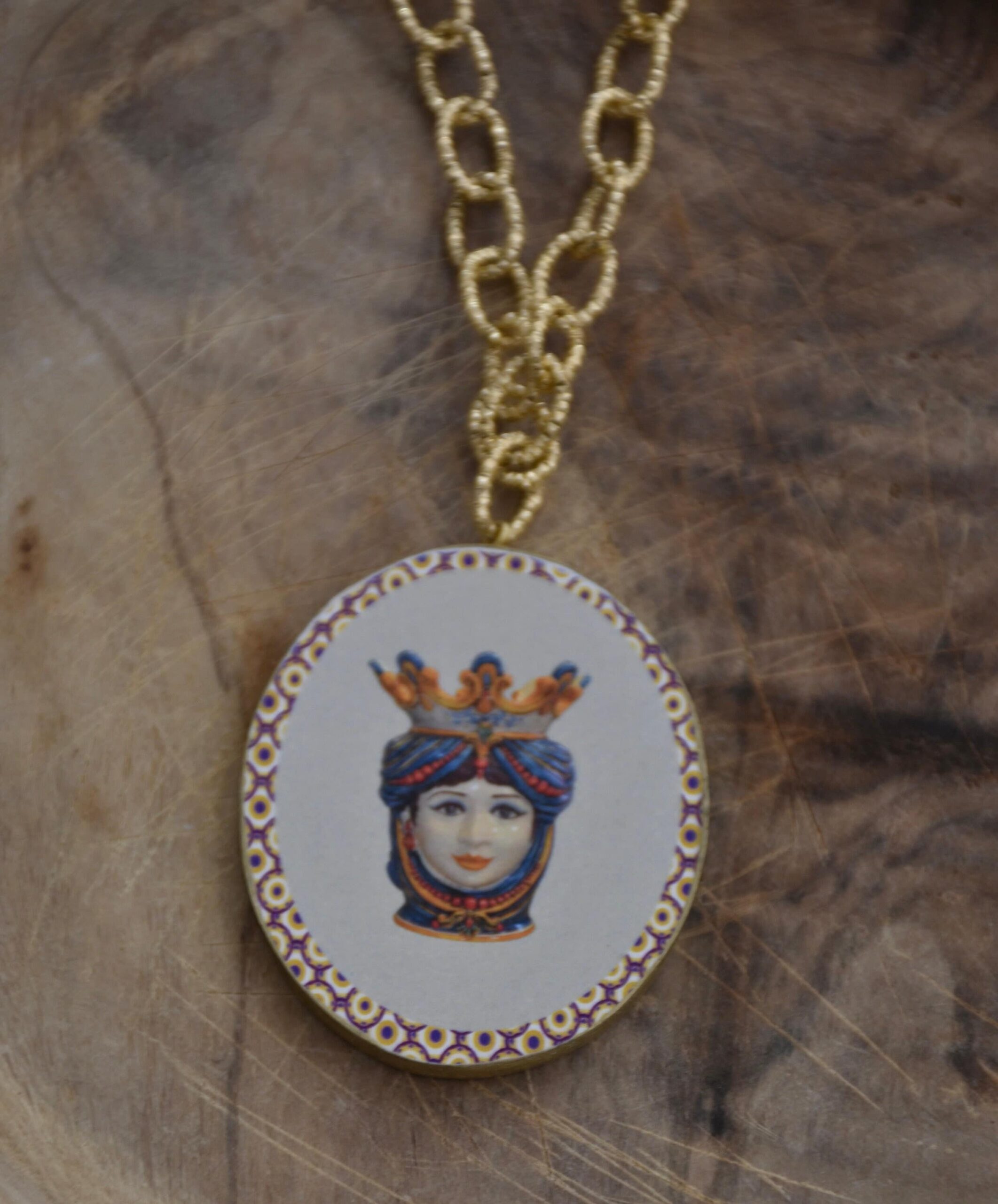 Collana siciliana con ciondolo ovale “double-face” teste di mori. Collane caratteristiche siciliane