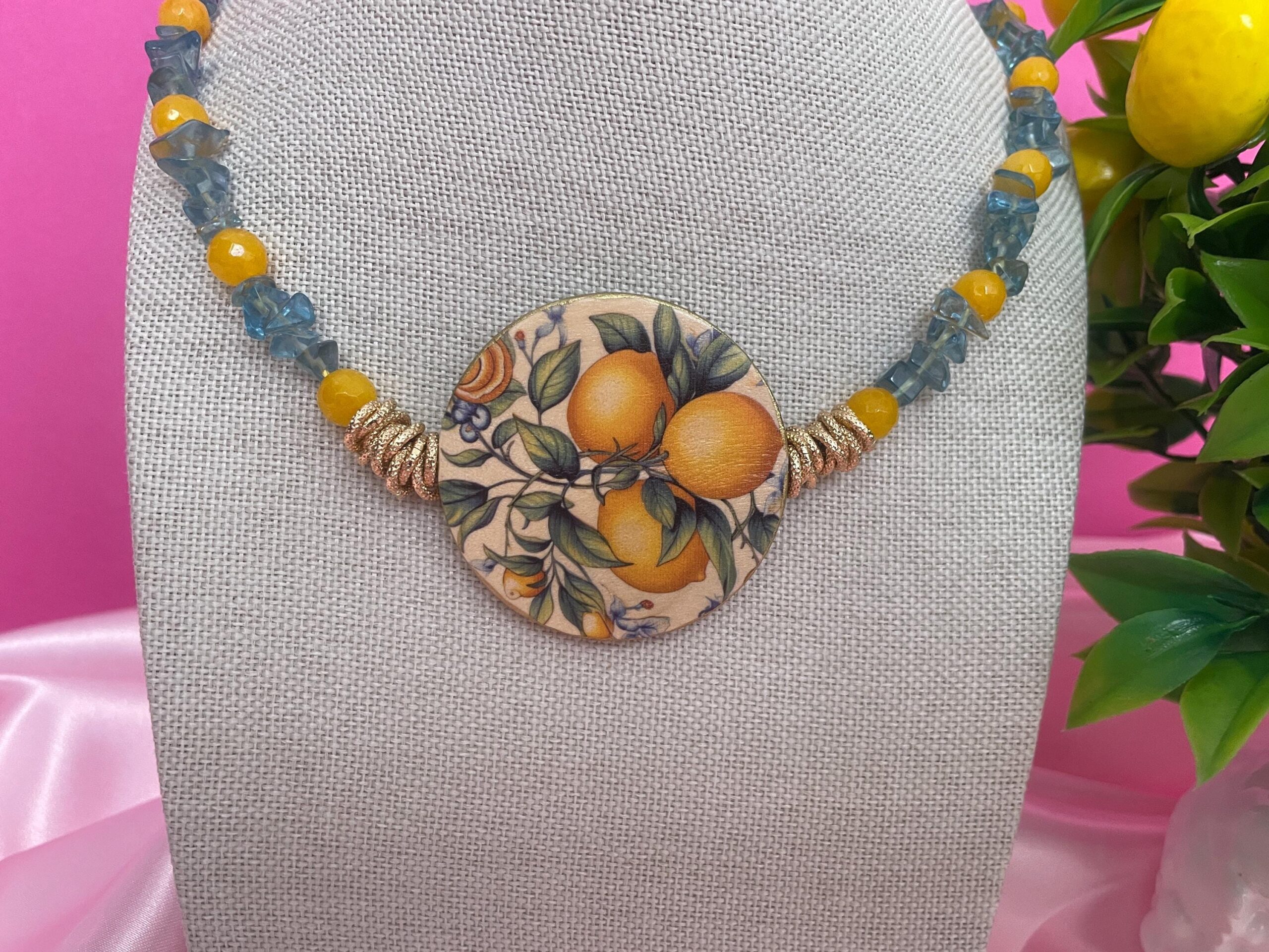 Collana siciliana con medaglione double face con Limoni, Agata gialla e chips azzurre. Collane caratteristiche siciliane