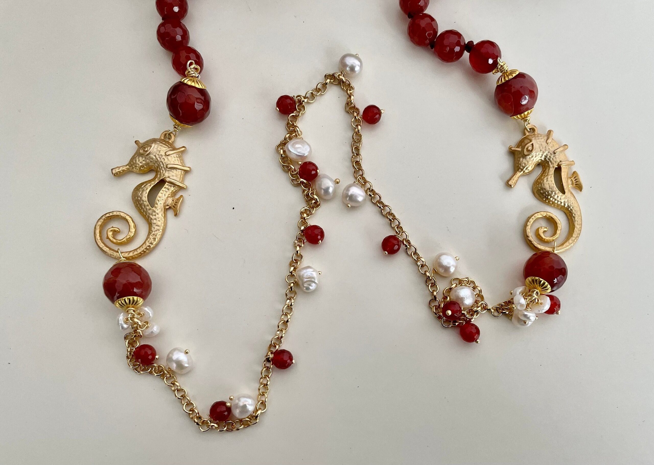 Collana lunga, cavallucci marini, catena in ottone, corniola e perle di fiume. Collane caratteristiche siciliane
