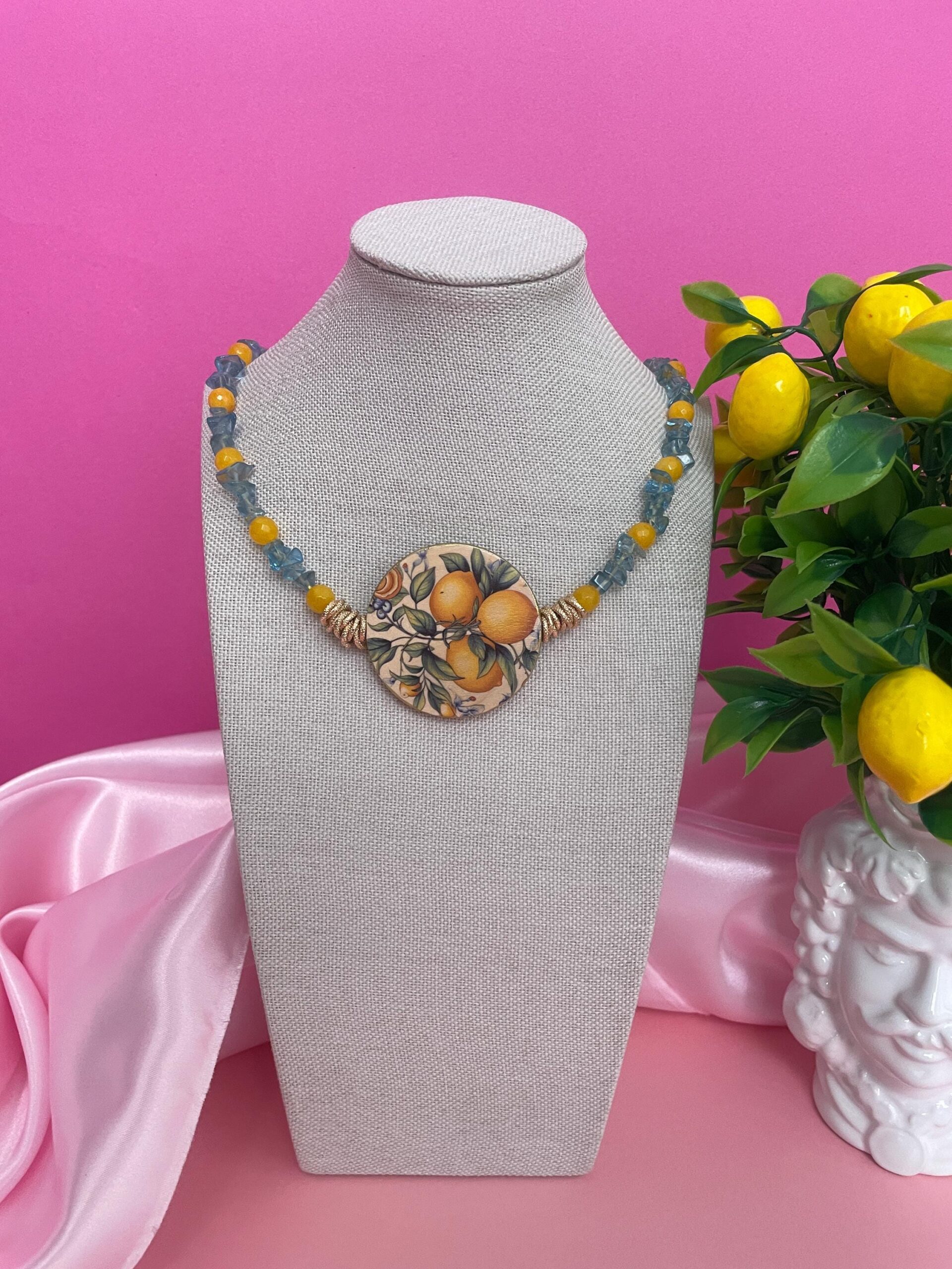 Collana siciliana con medaglione double face con Limoni, Agata gialla e chips azzurre. Collane caratteristiche siciliane