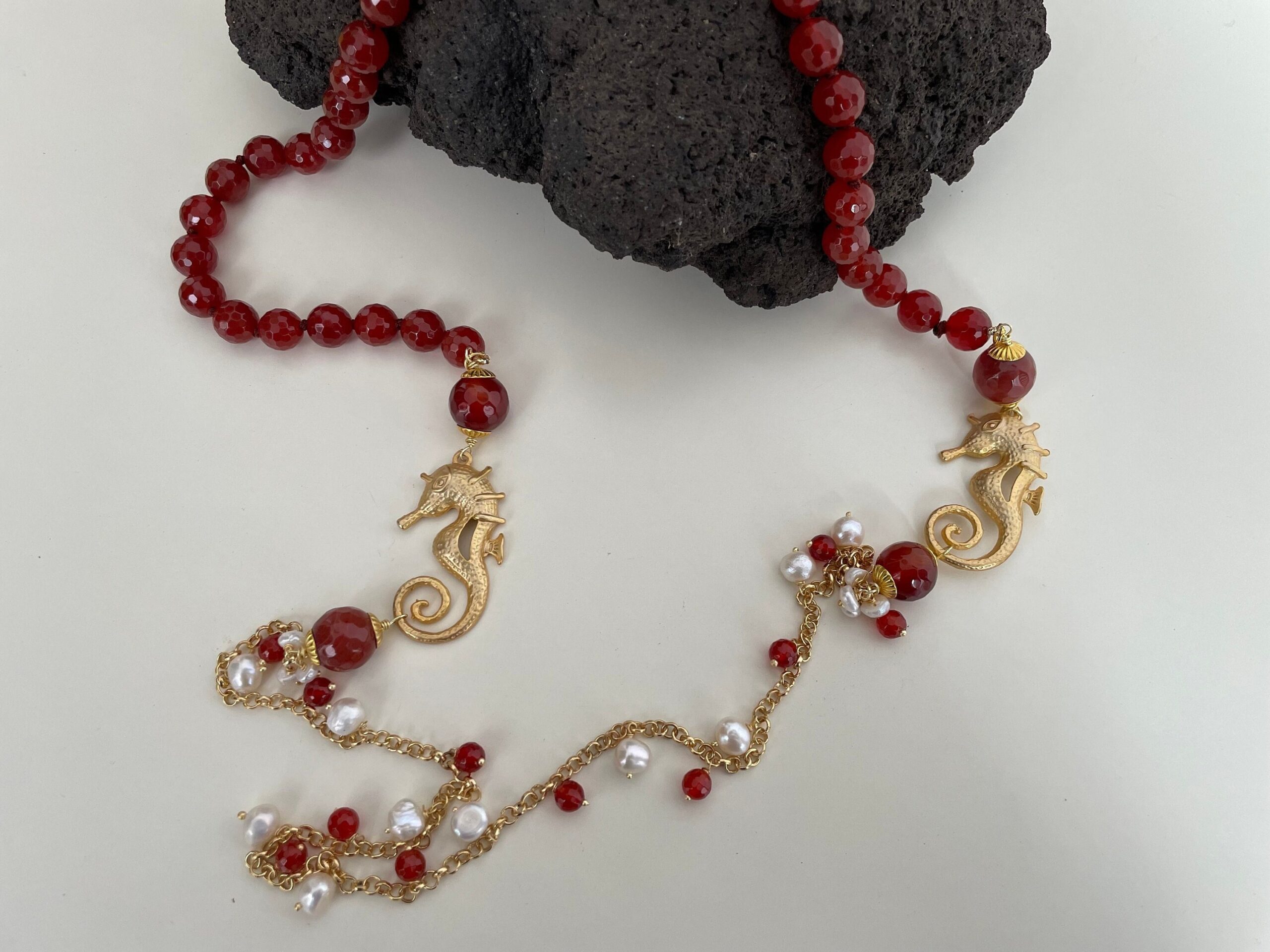 Collana lunga, cavallucci marini, catena in ottone, corniola e perle di fiume. Collane caratteristiche siciliane