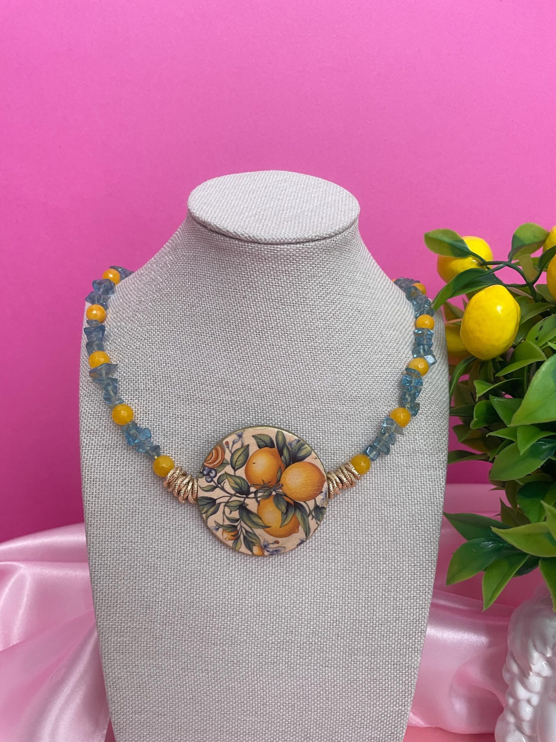Collana siciliana con medaglione double face con Limoni, Agata gialla e chips azzurre. Collane caratteristiche siciliane