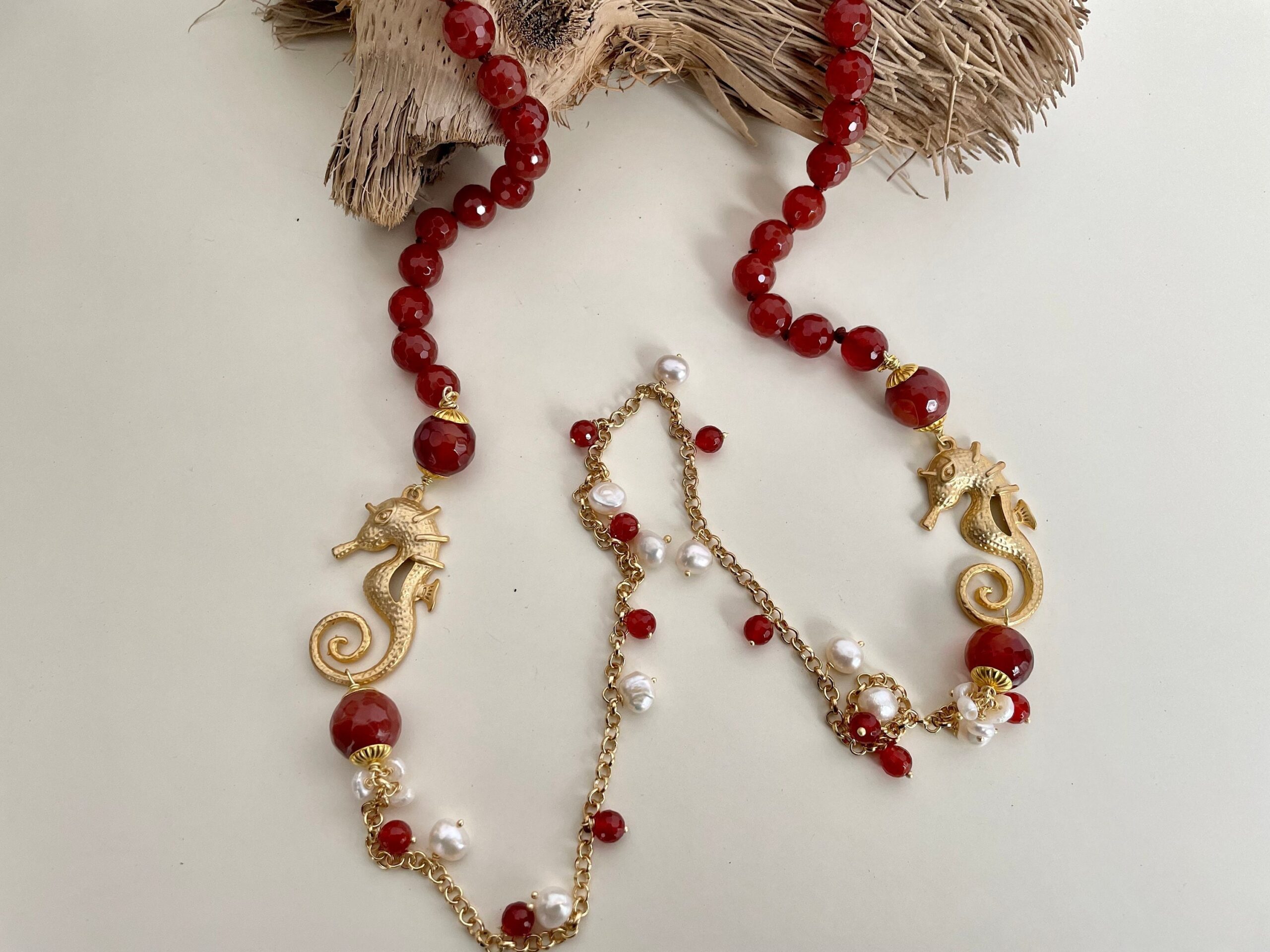 Collana lunga, cavallucci marini, catena in ottone, corniola e perle di fiume. Collane caratteristiche siciliane