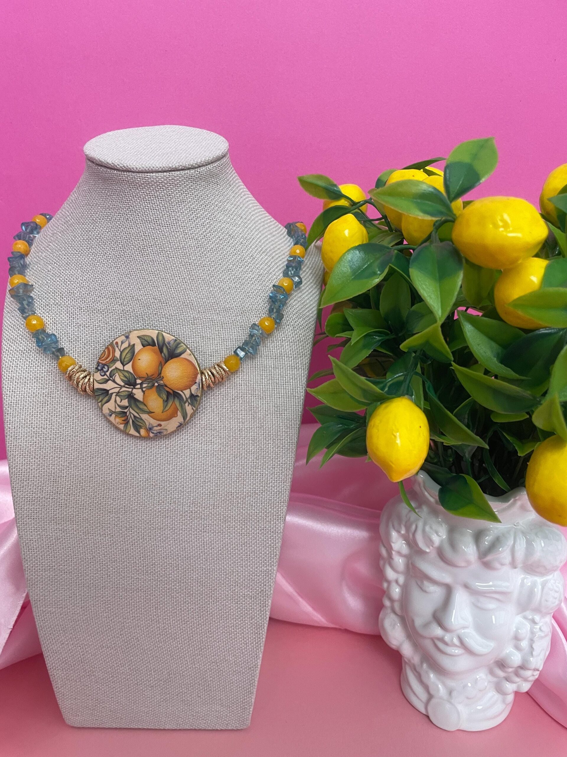 Collana siciliana con medaglione double face con Limoni, Agata gialla e chips azzurre. Collane caratteristiche siciliane