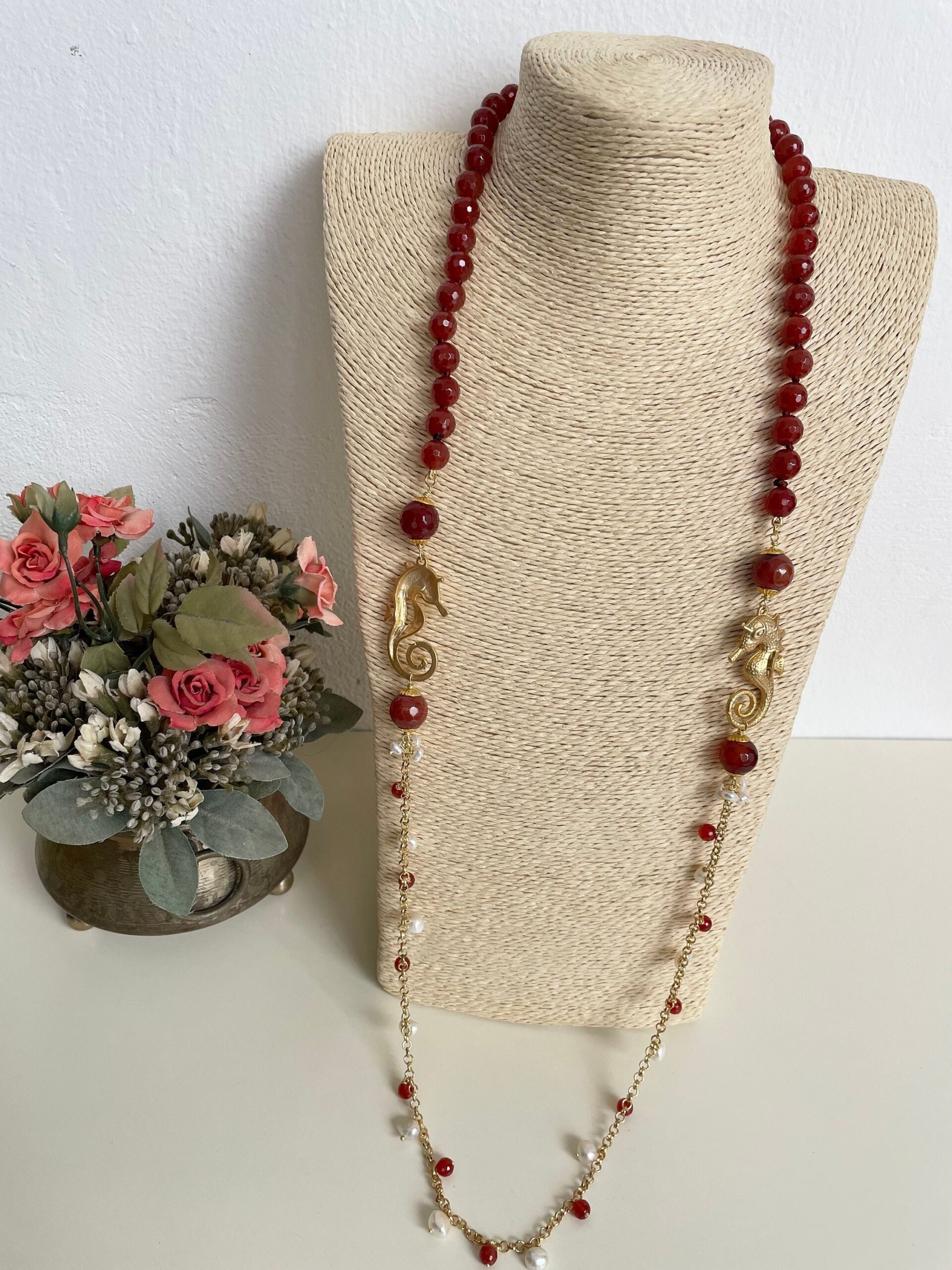 Collana lunga, cavallucci marini, catena in ottone, corniola e perle di fiume. Collane caratteristiche siciliane